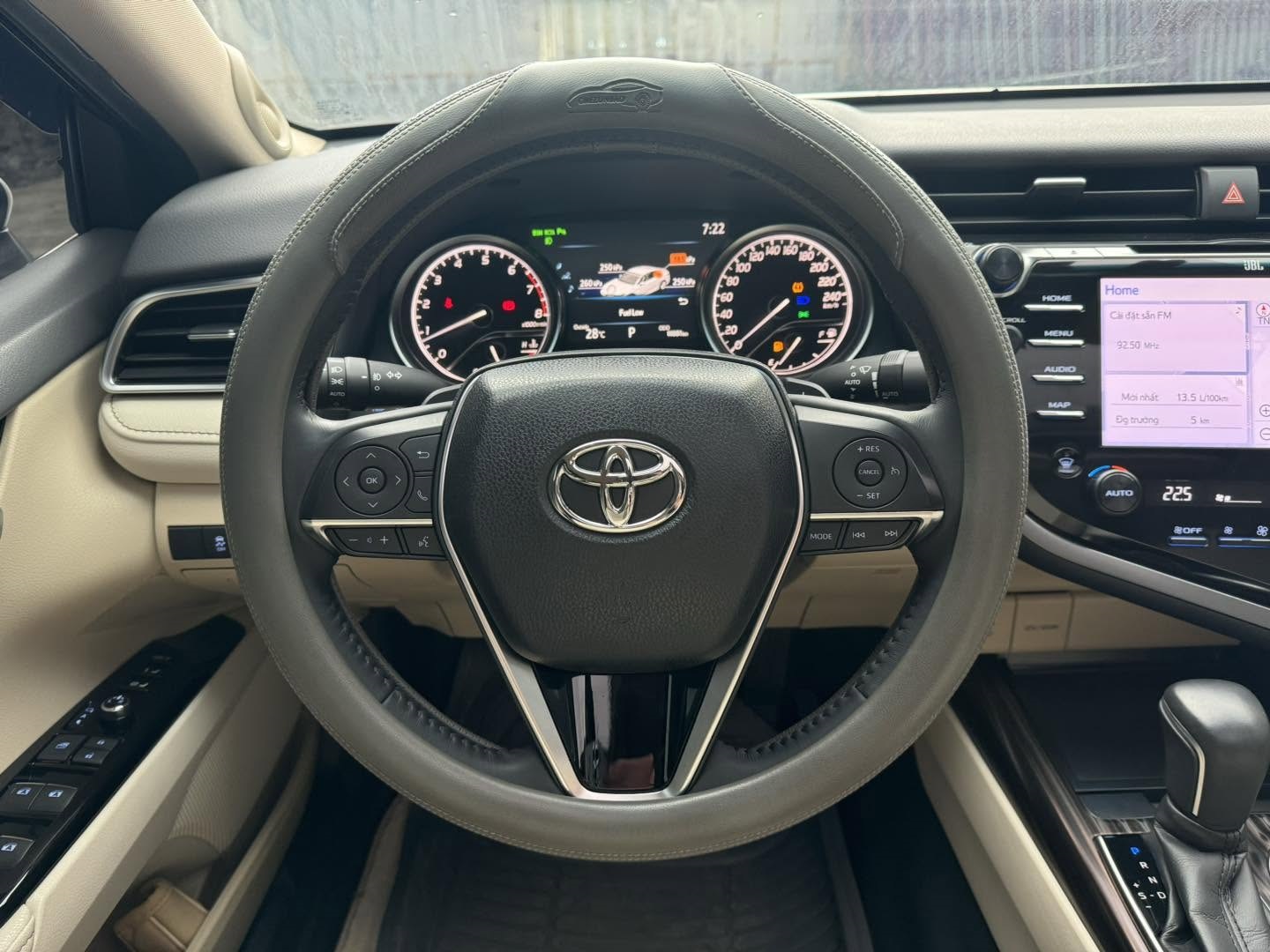 Bán ô tô Toyota Camry 2.5Q sản xuất năm 2021, màu trắng, xe nhập