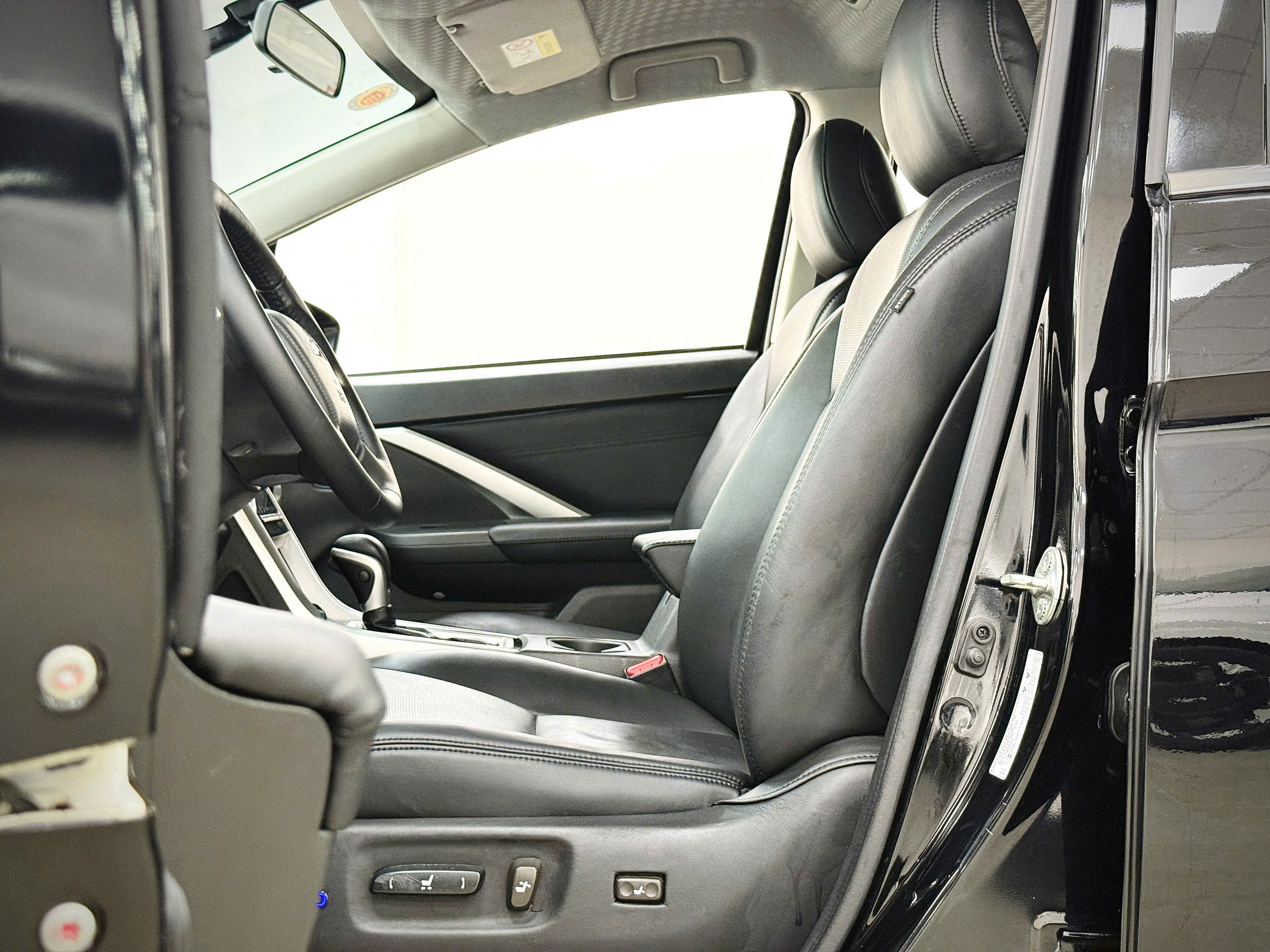 Bán ô tô Mitsubishi Xpander Cross 1.5 AT năm sản xuất 2024, màu đen, nhập khẩu nguyên chiếc, giá 529tr
