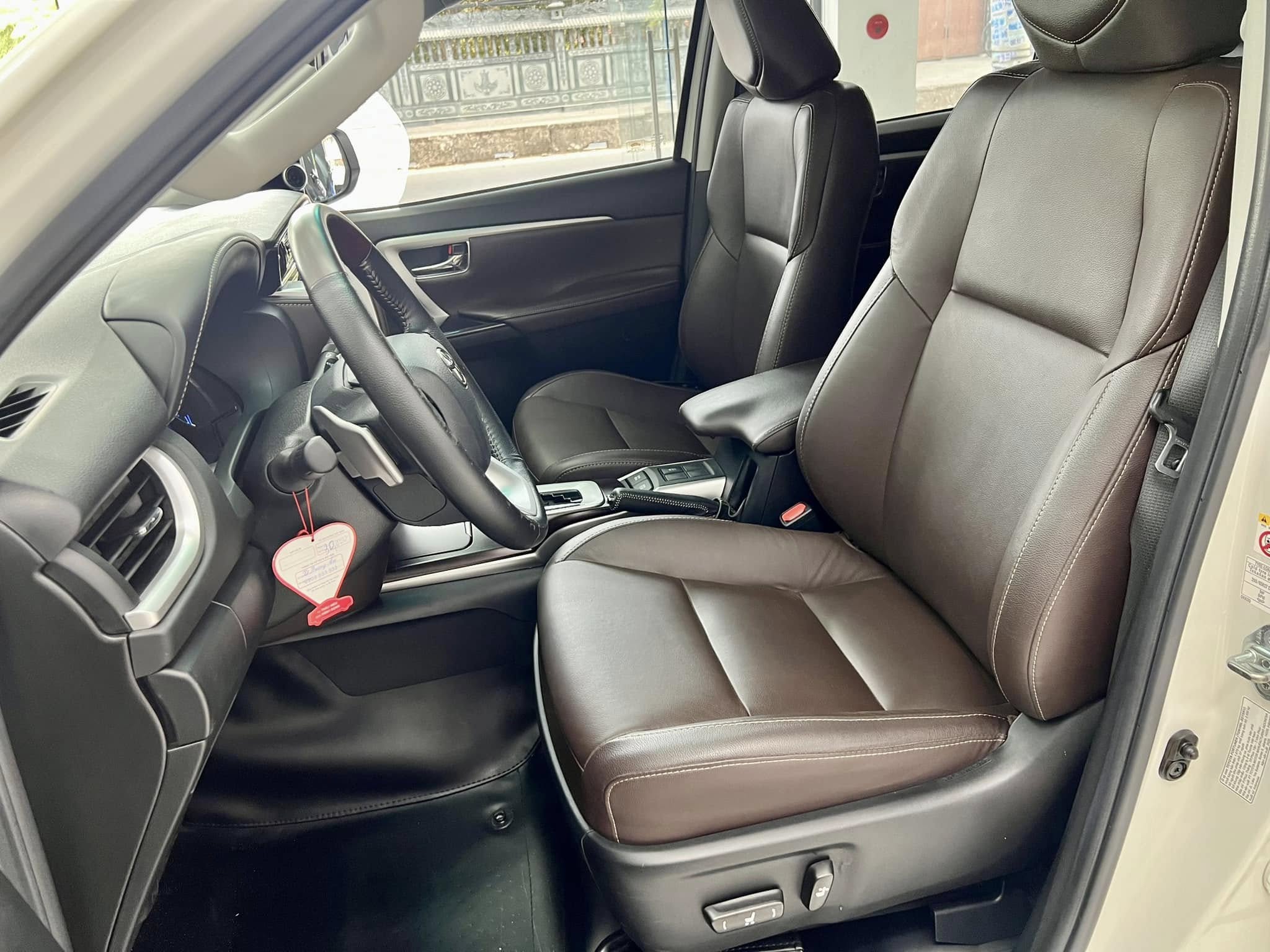 Bán Toyota Fortuner 2.7V 4x2 AT sản xuất năm 2019, màu trắng, nhập khẩu