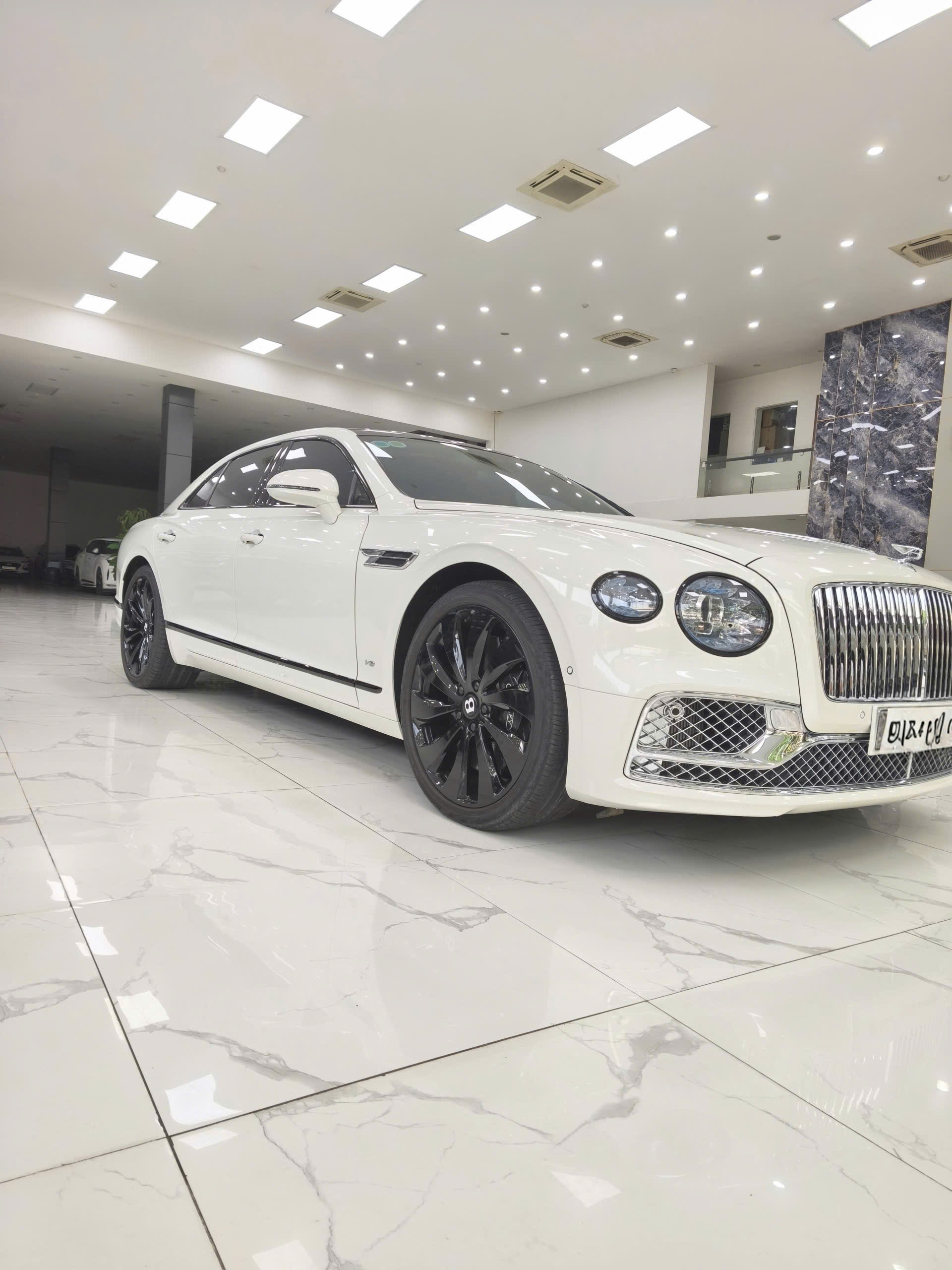 Bán xe Bentley Flying Spur 4.0V8 sản xuất năm 2021 Xe cá nhân sử dụng, mới đi có 9 nghìn Km,
