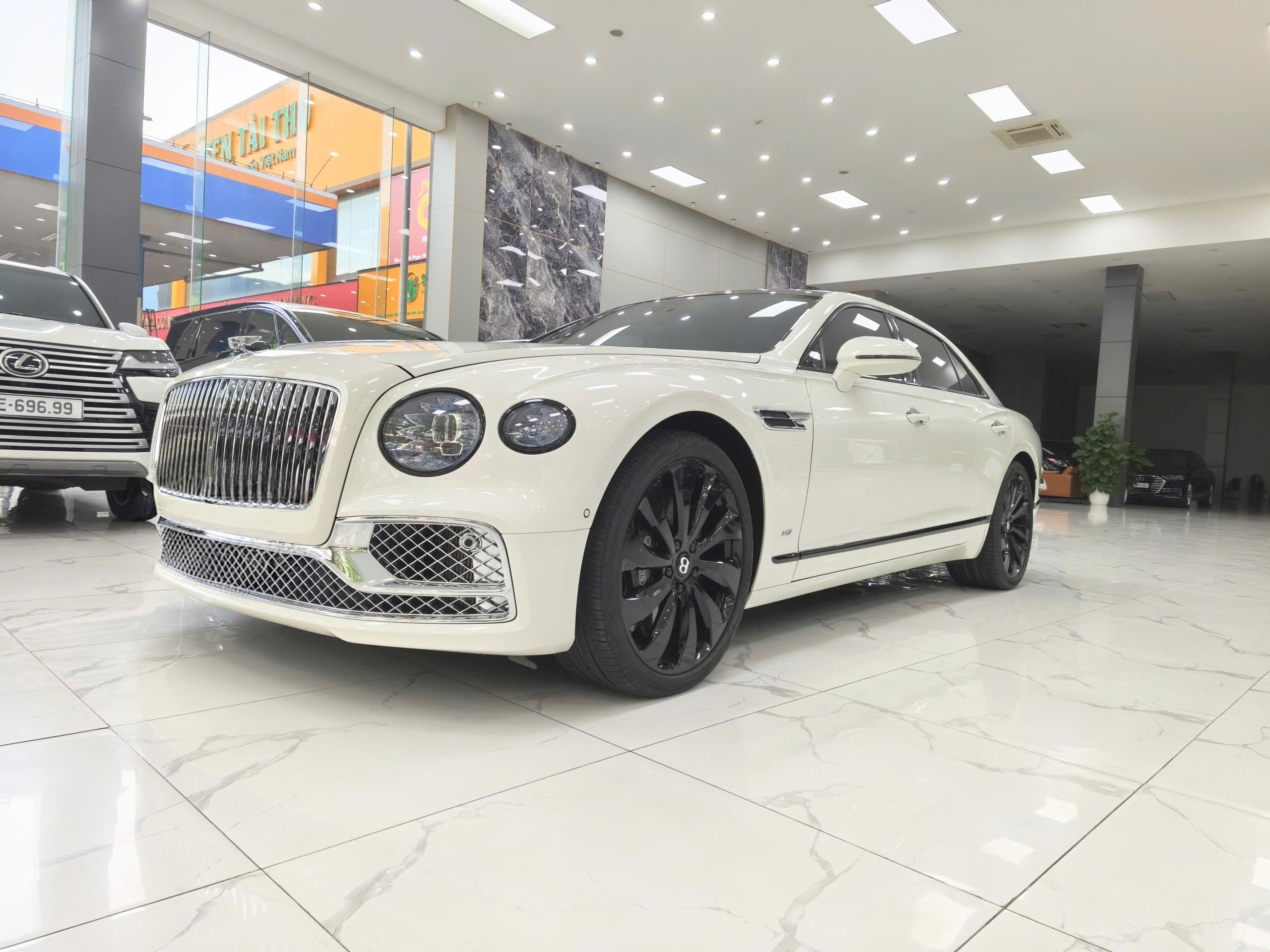 Bán xe Bentley Flying Spur 4.0V8 sản xuất năm 2021 Xe cá nhân sử dụng, mới đi có 9 nghìn Km,