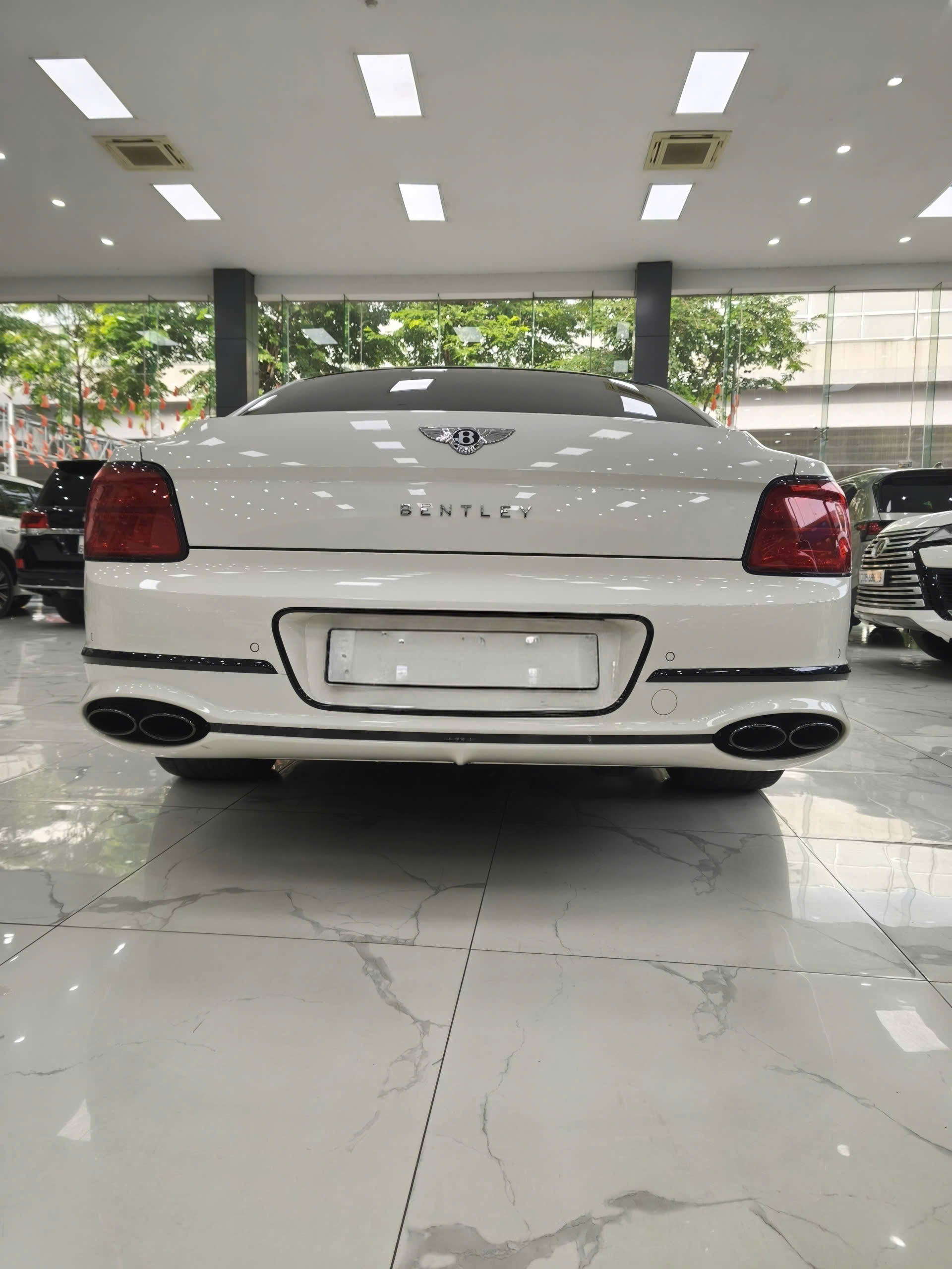 Bán xe Bentley Flying Spur 4.0V8 sản xuất năm 2021 Xe cá nhân sử dụng, mới đi có 9 nghìn Km,