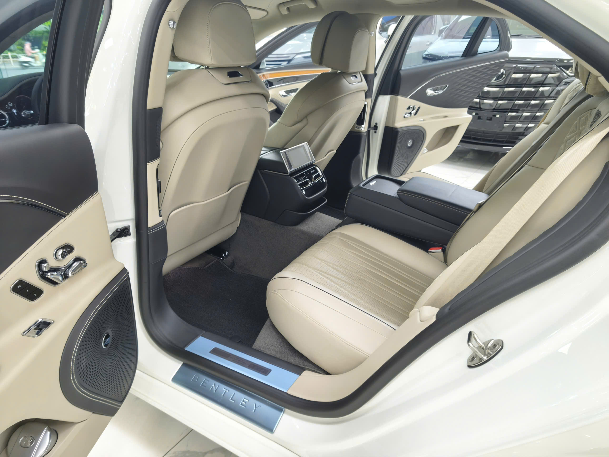 Bán xe Bentley Flying Spur 4.0V8 sản xuất năm 2021 Xe cá nhân sử dụng, mới đi có 9 nghìn Km,