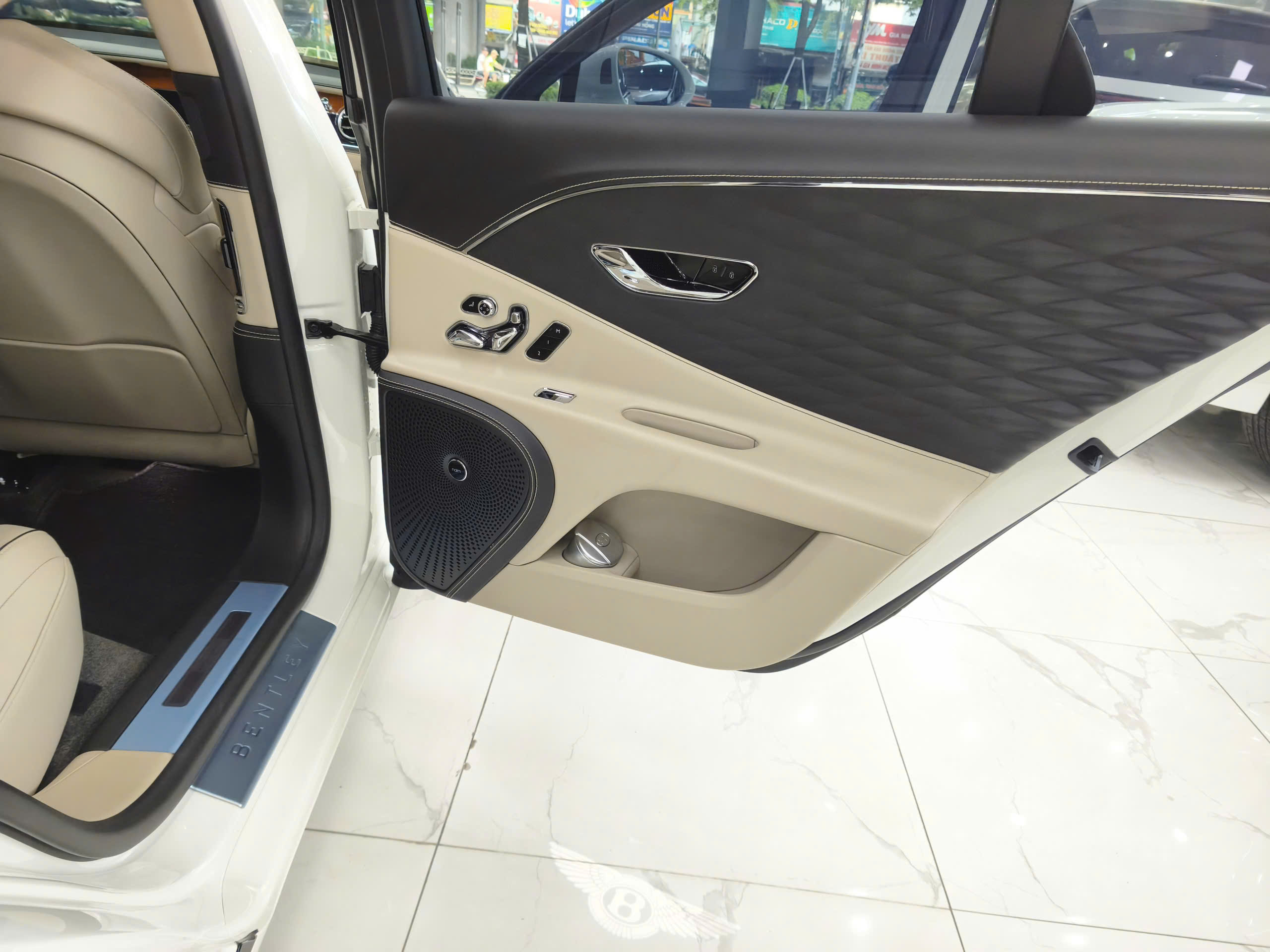 Bán xe Bentley Flying Spur 4.0V8 sản xuất năm 2021 Xe cá nhân sử dụng, mới đi có 9 nghìn Km,