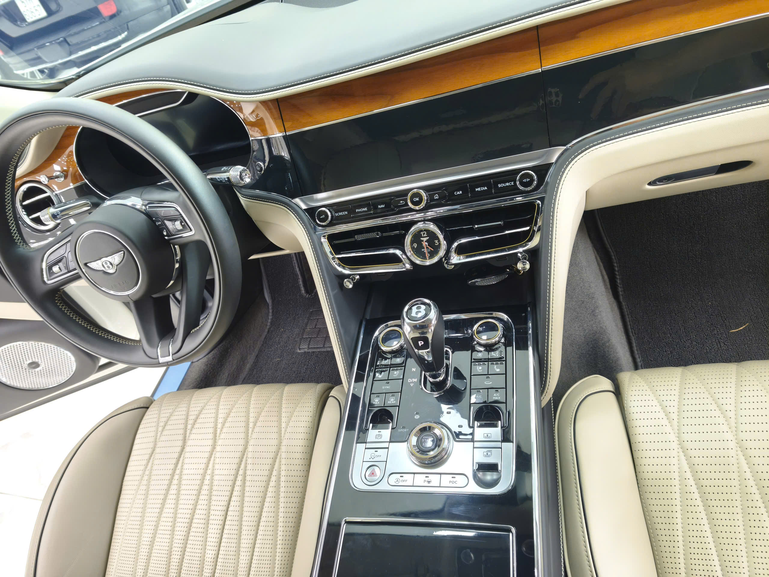 Bán xe Bentley Flying Spur 4.0V8 sản xuất năm 2021 Xe cá nhân sử dụng, mới đi có 9 nghìn Km,
