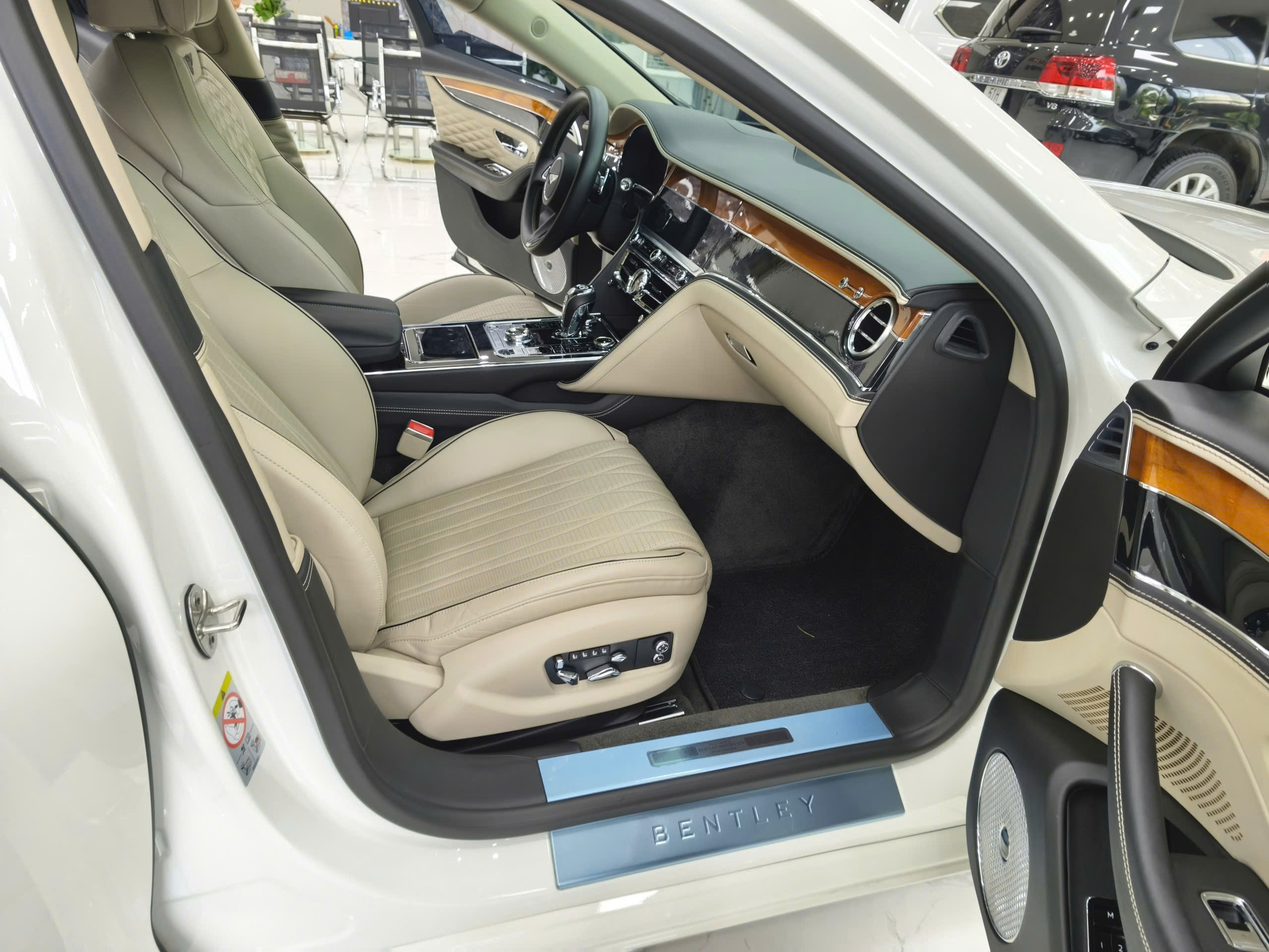Bán xe Bentley Flying Spur 4.0V8 sản xuất năm 2021 Xe cá nhân sử dụng, mới đi có 9 nghìn Km,