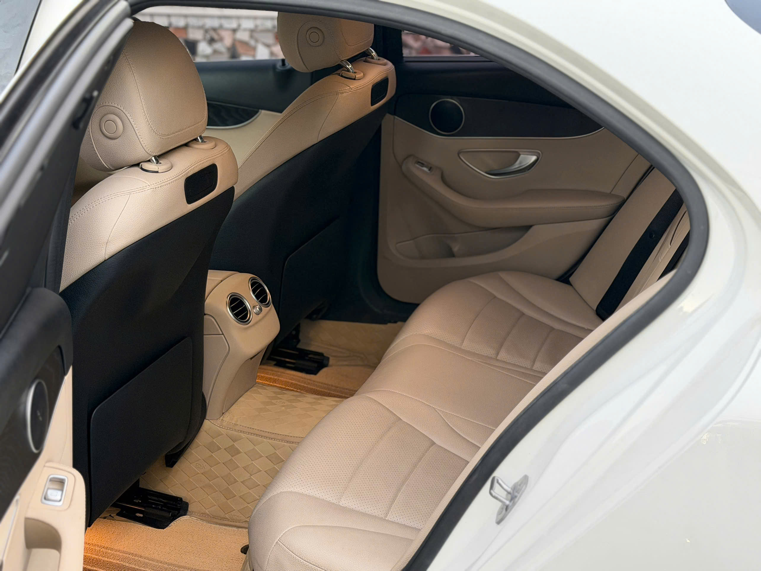 Bán ô tô Mercedes-Benz C class C200 sản xuất năm 2019, màu trắng