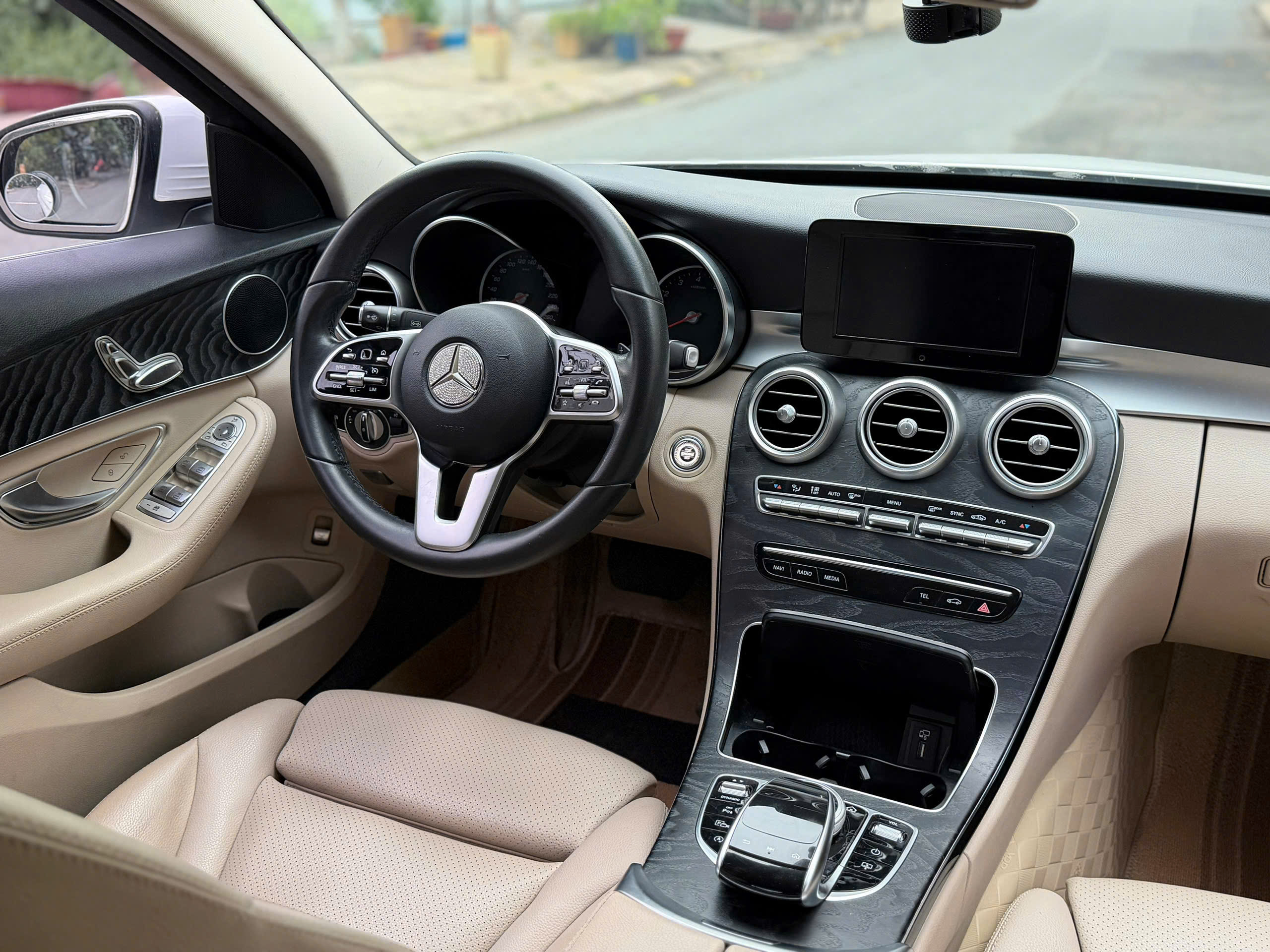 Bán ô tô Mercedes-Benz C class C200 sản xuất năm 2019, màu trắng