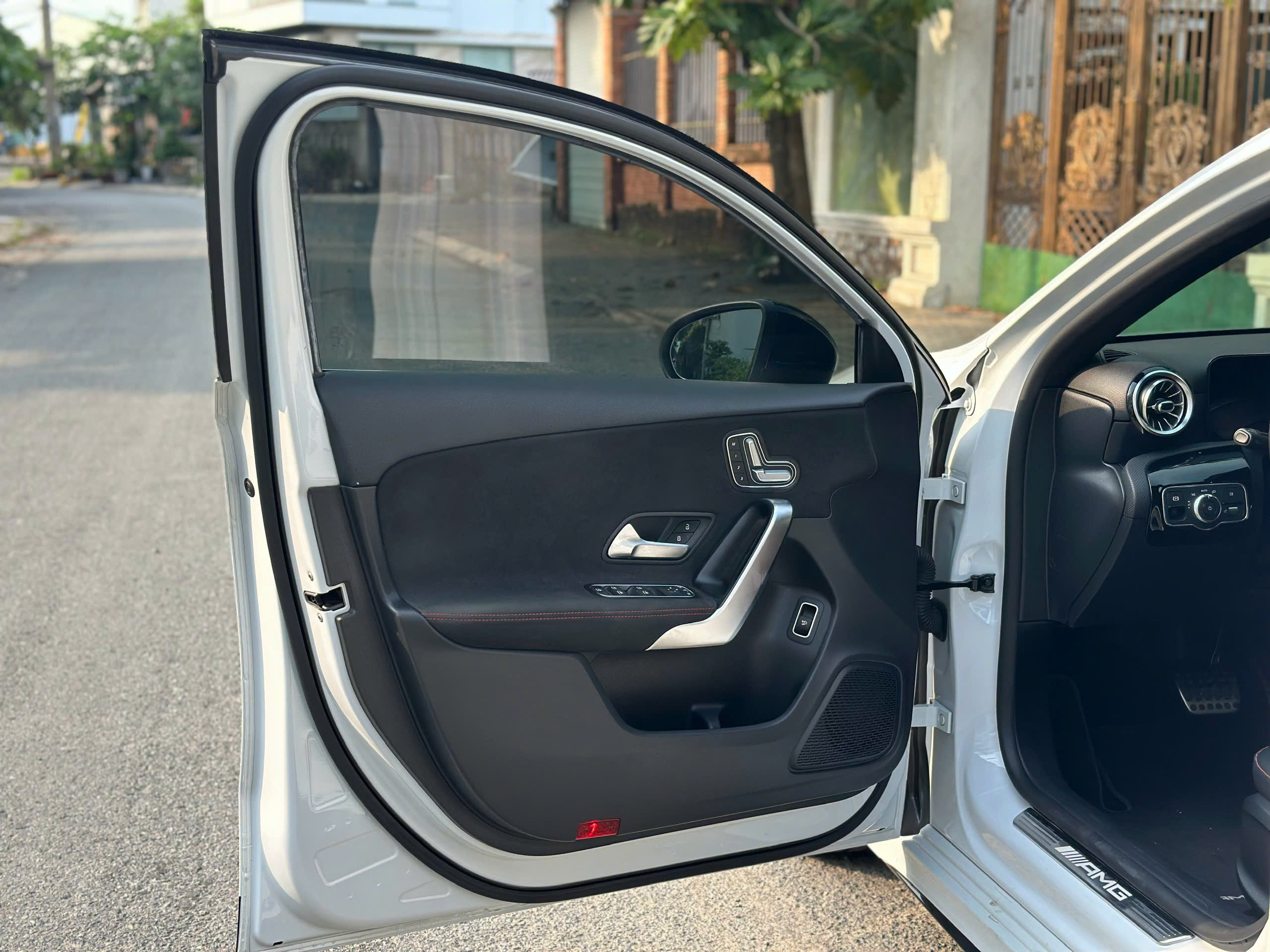 Bán xe Mercedes-Benz A class A35 AMG 4Matic sản xuất 2020, màu trắng, nhập khẩu, 1.099tỉ