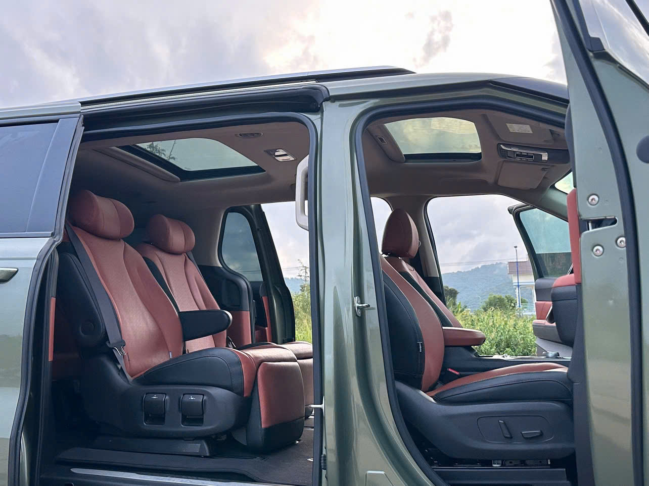 Cần bán xe Kia Carnival Signature 2.2D Full dầu sản xuất năm 2024, màu xanh lục
