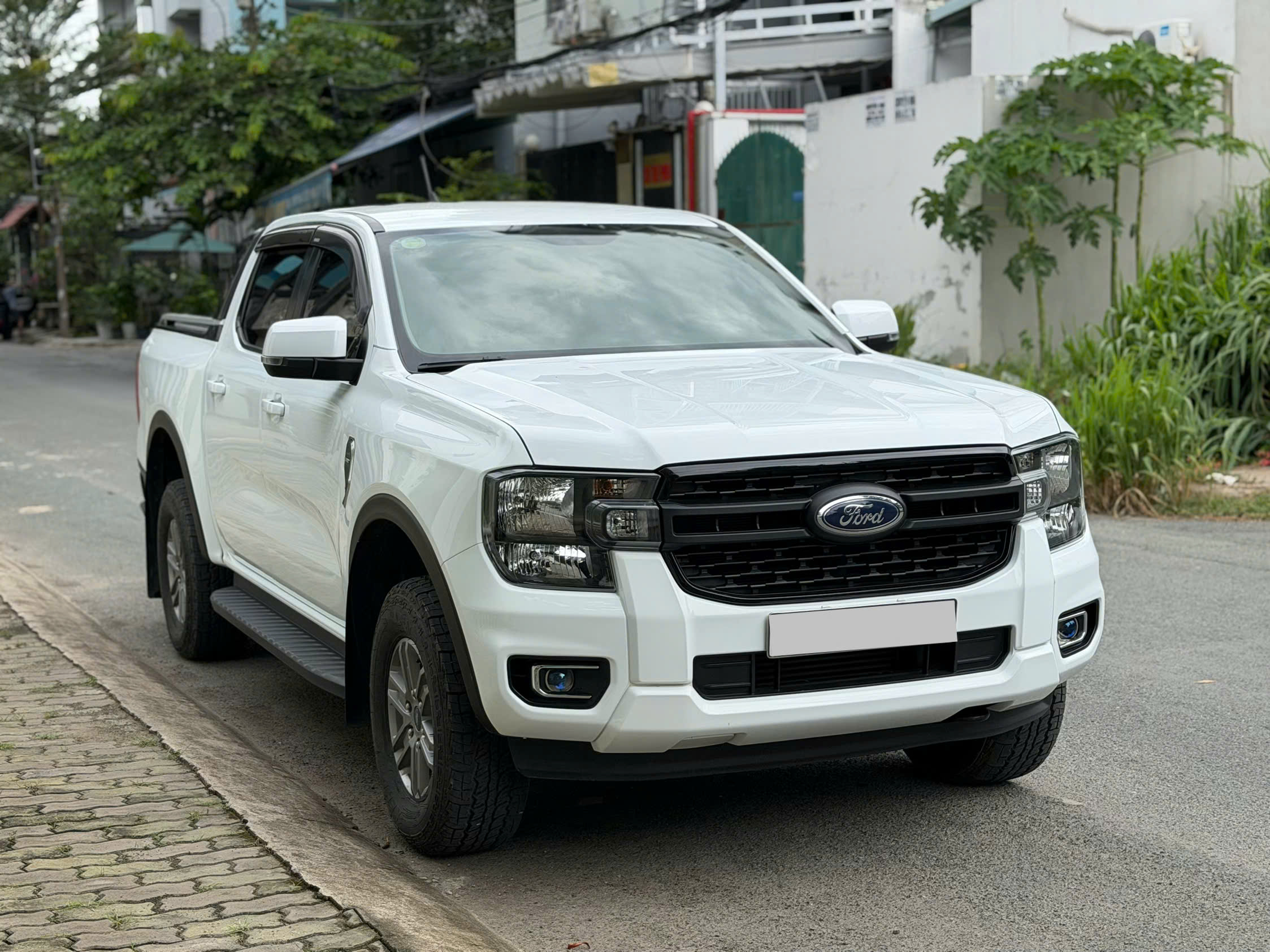 Cần bán xe Ford Ranger XLS 2.0L 4x2 AT sản xuất 2023, màu trắng, giá 529tr
