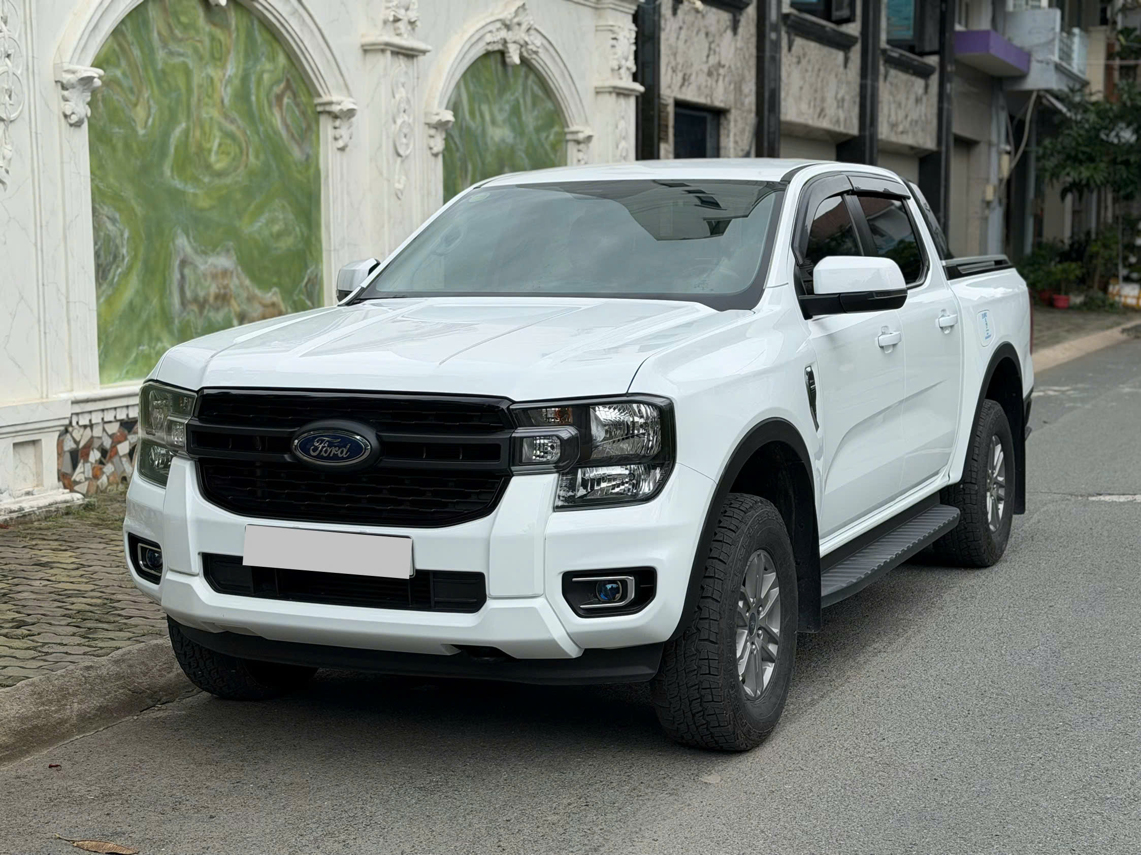 Cần bán xe Ford Ranger XLS 2.0L 4x2 AT sản xuất 2023, màu trắng, giá 529tr