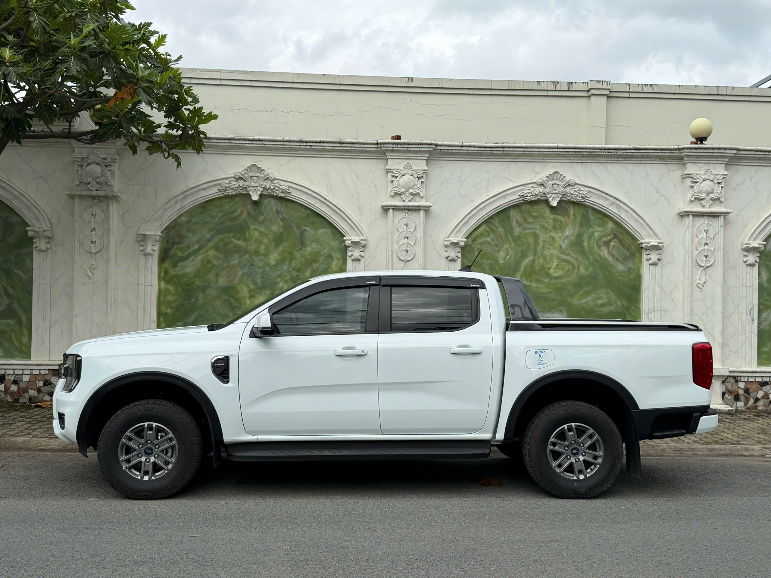 Cần bán xe Ford Ranger XLS 2.0L 4x2 AT sản xuất 2023, màu trắng, giá 529tr