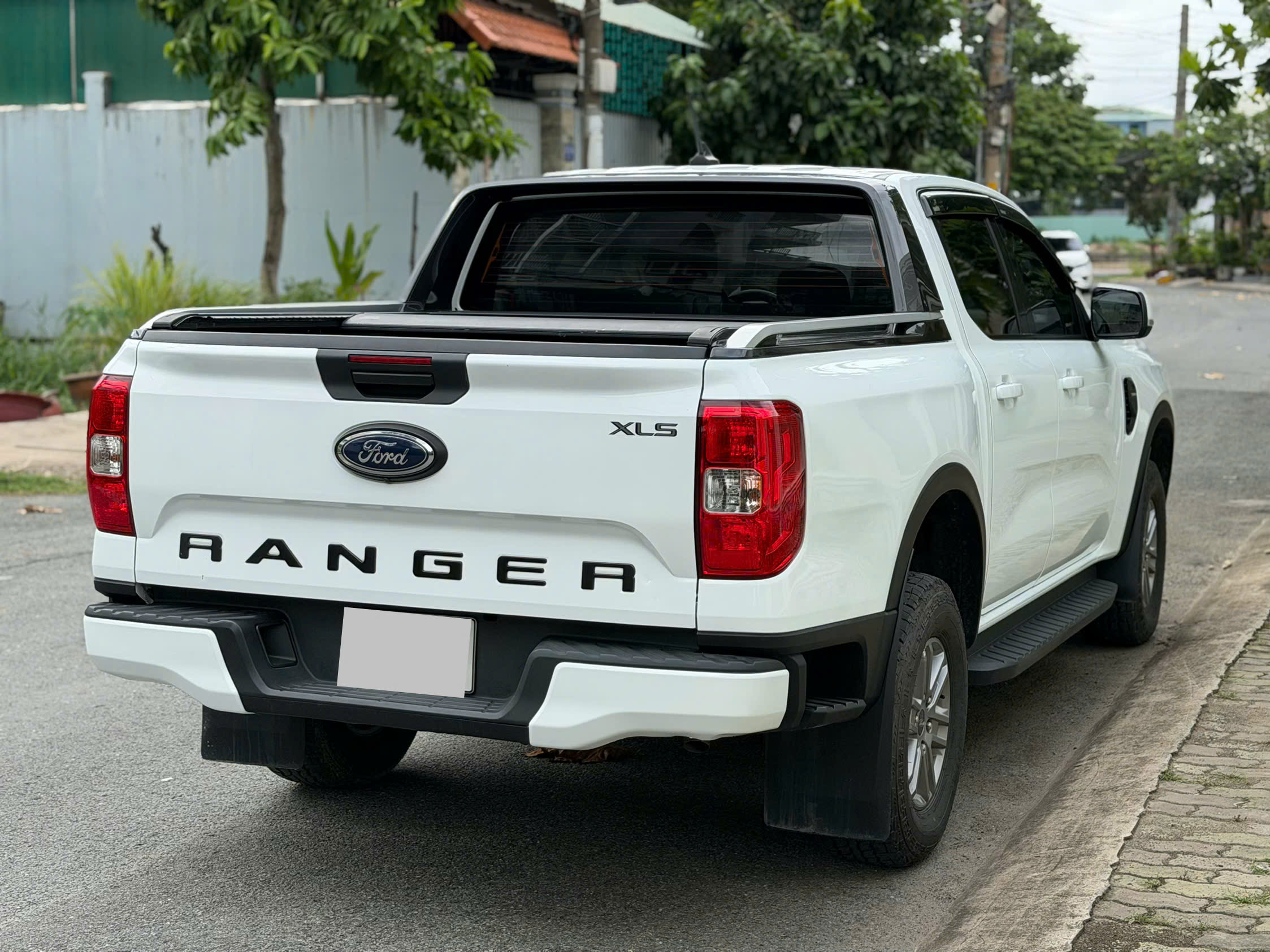 Cần bán xe Ford Ranger XLS 2.0L 4x2 AT sản xuất 2023, màu trắng, giá 529tr