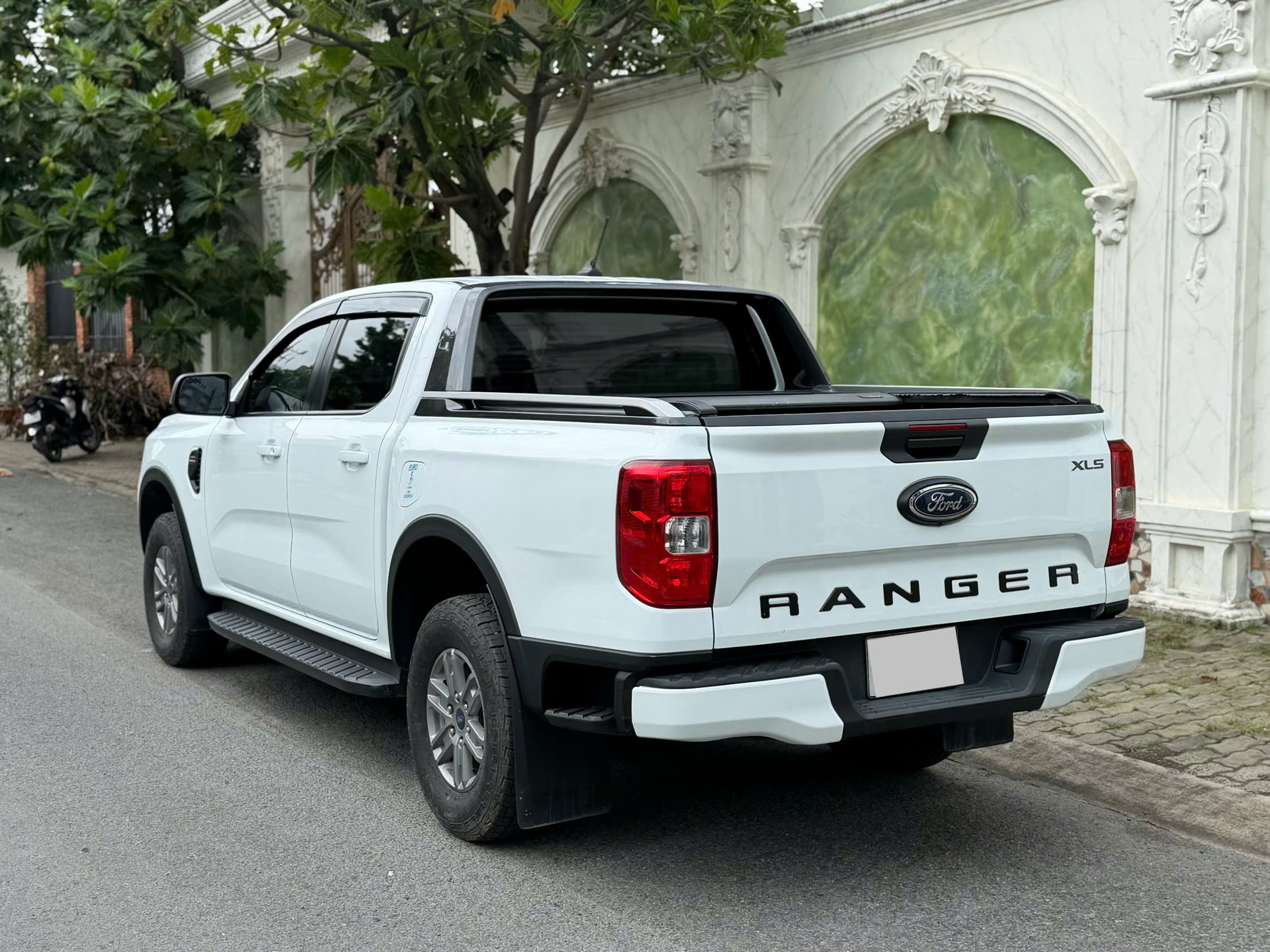Cần bán xe Ford Ranger XLS 2.0L 4x2 AT sản xuất 2023, màu trắng, giá 529tr