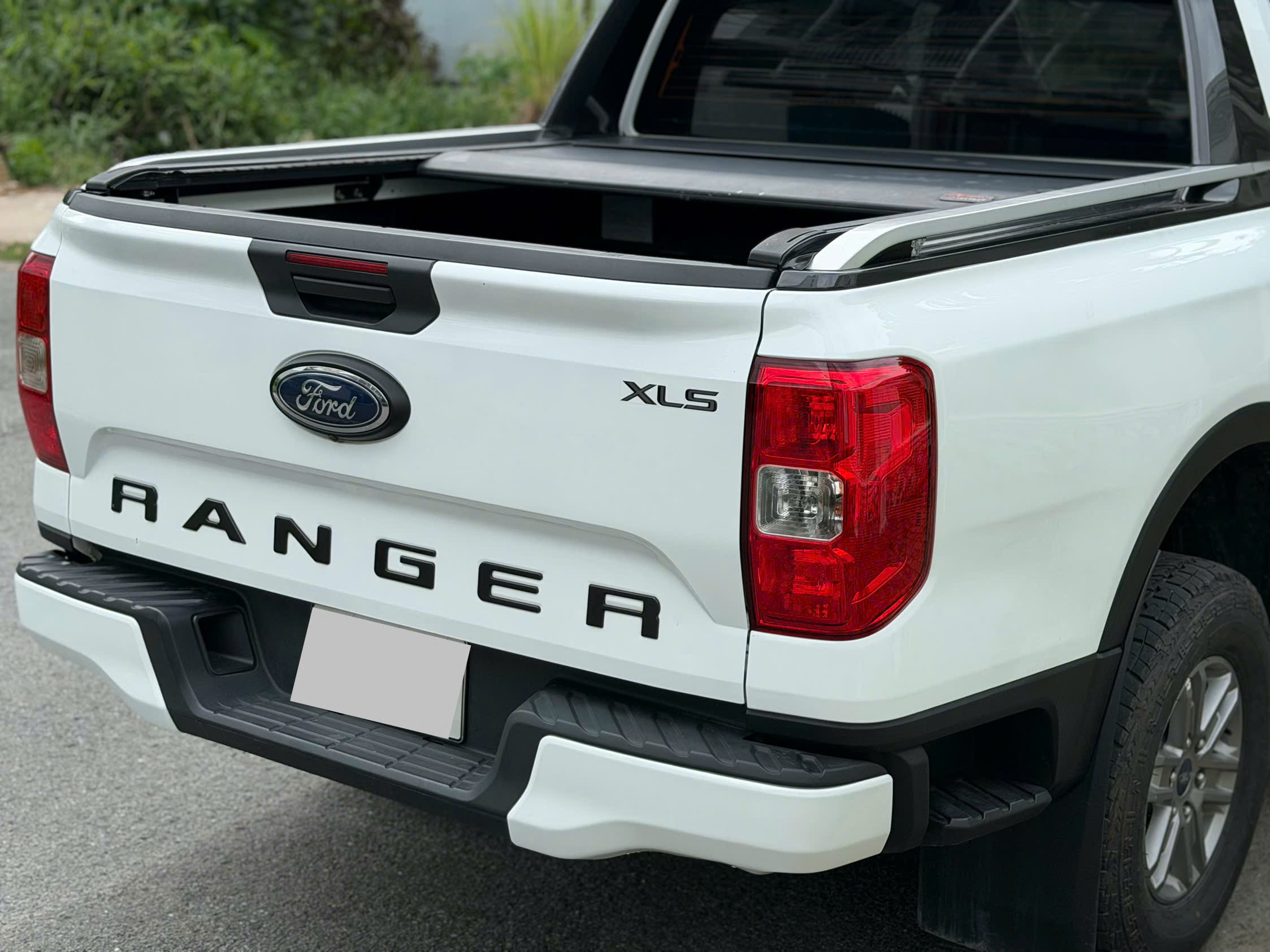Cần bán xe Ford Ranger XLS 2.0L 4x2 AT sản xuất 2023, màu trắng, giá 529tr