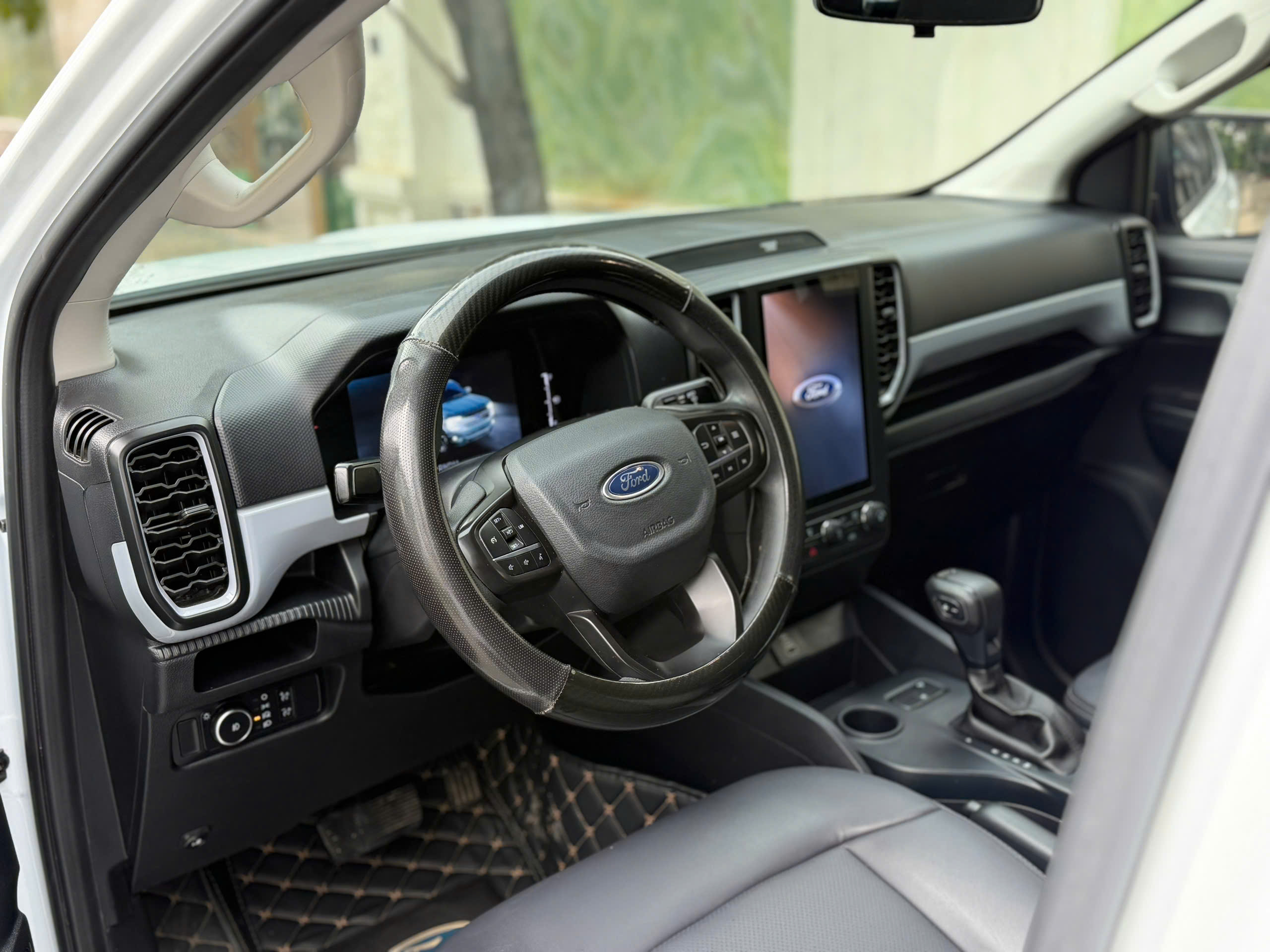 Cần bán xe Ford Ranger XLS 2.0L 4x2 AT sản xuất 2023, màu trắng, giá 529tr