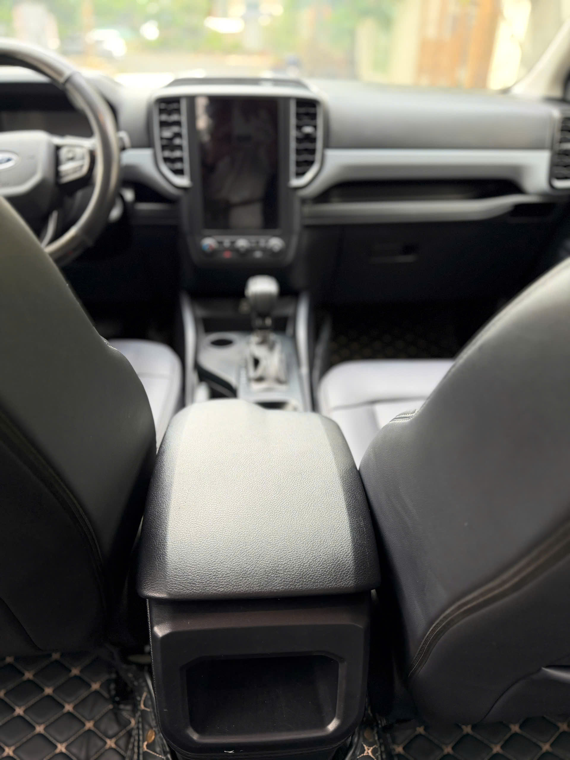 Cần bán xe Ford Ranger XLS 2.0L 4x2 AT sản xuất 2023, màu trắng, giá 529tr
