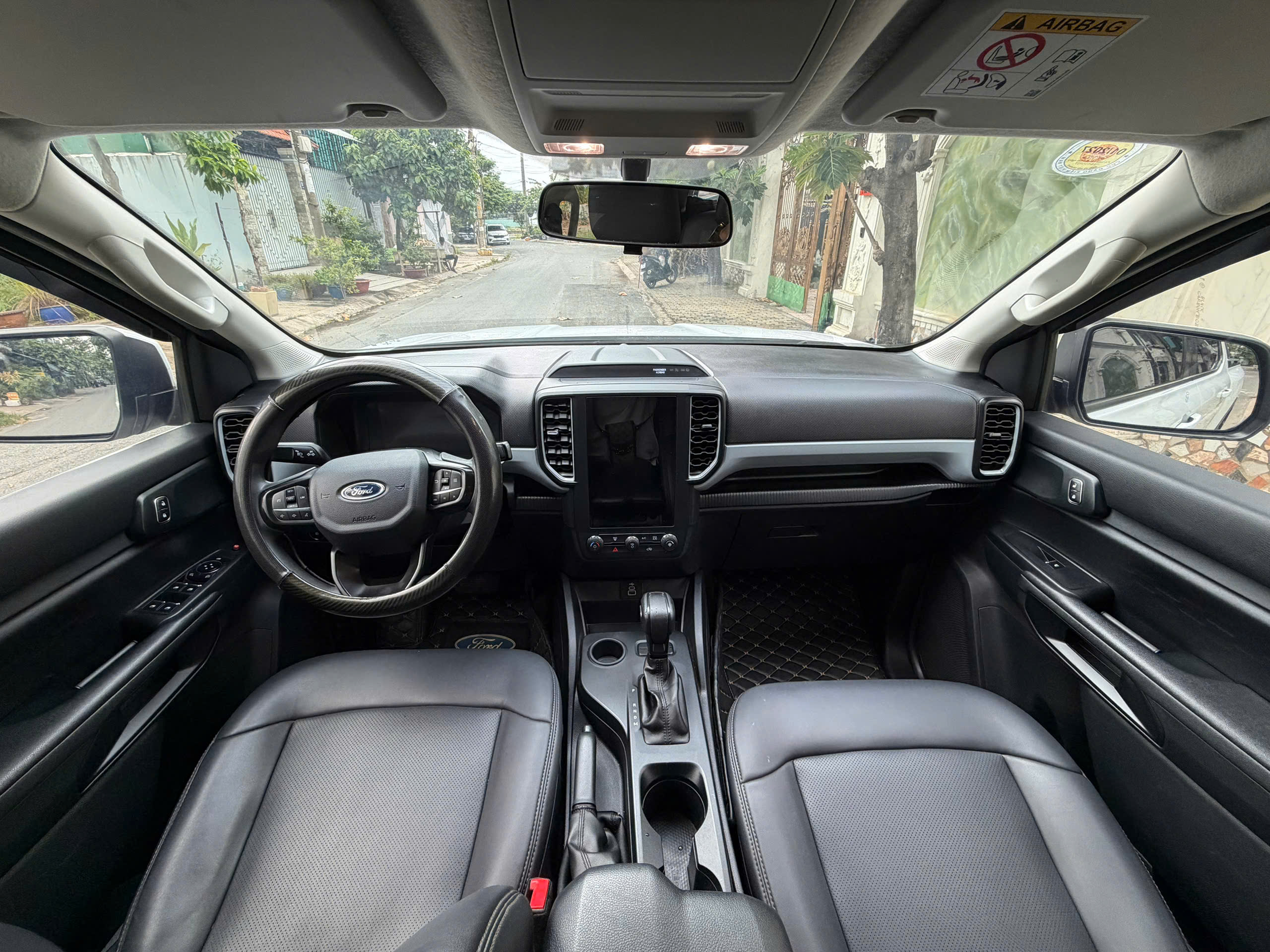 Cần bán xe Ford Ranger XLS 2.0L 4x2 AT sản xuất 2023, màu trắng, giá 529tr