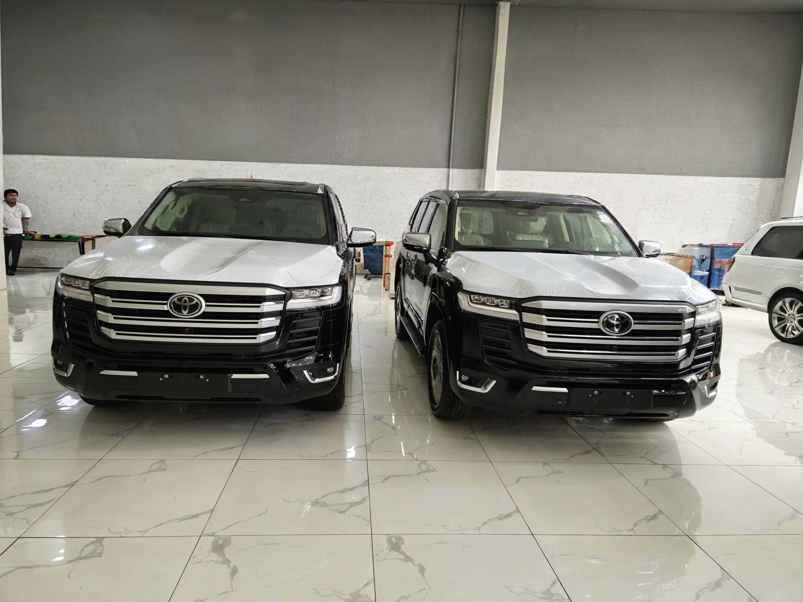 Bán Toyota Land Cruiser LC300 sản xuất 2026, màu đen, nhập khẩu nguyên chiếc, giá tốt