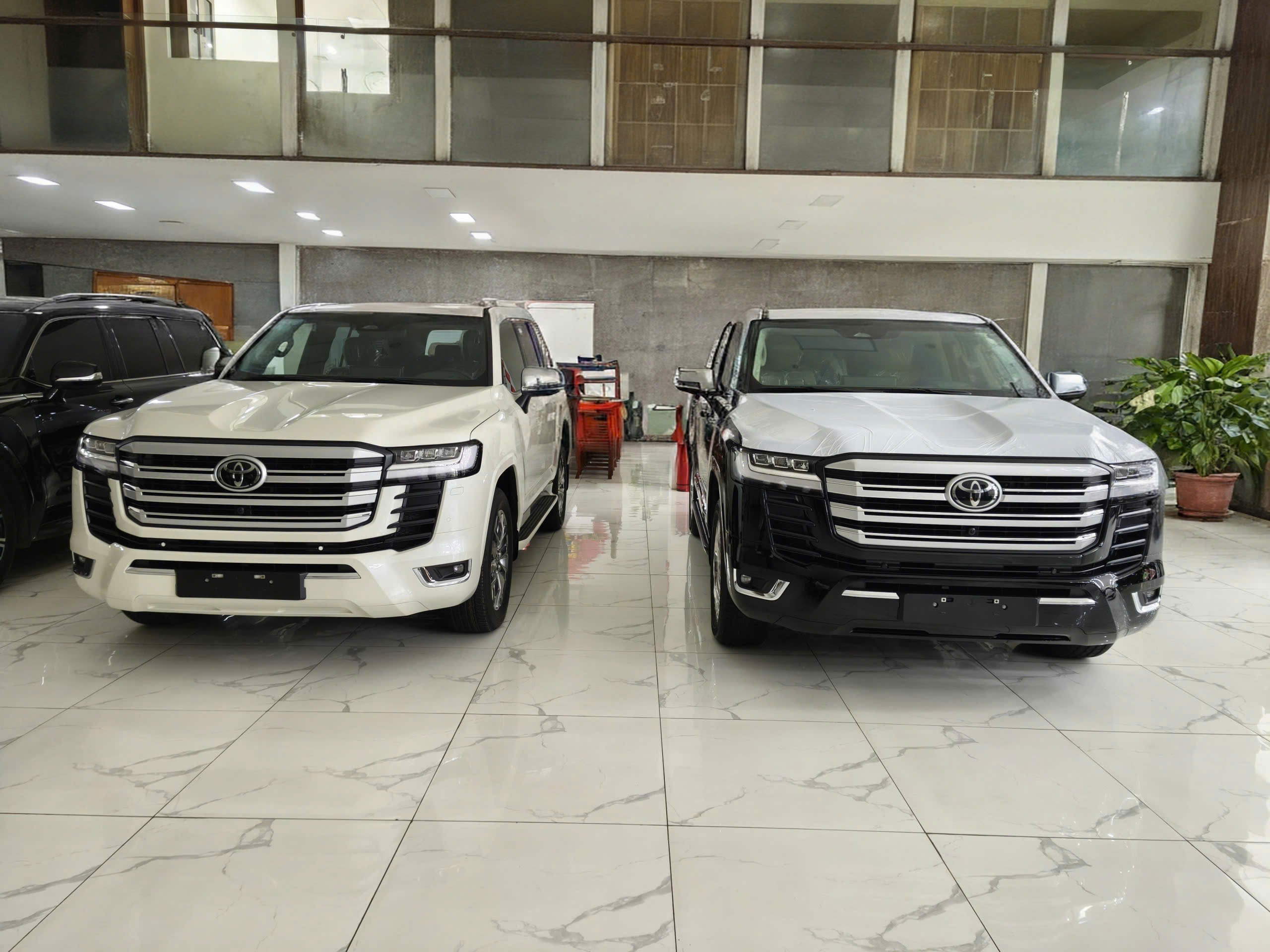 Bán Toyota Land Cruiser LC300 sản xuất 2026, màu đen, nhập khẩu nguyên chiếc, giá tốt