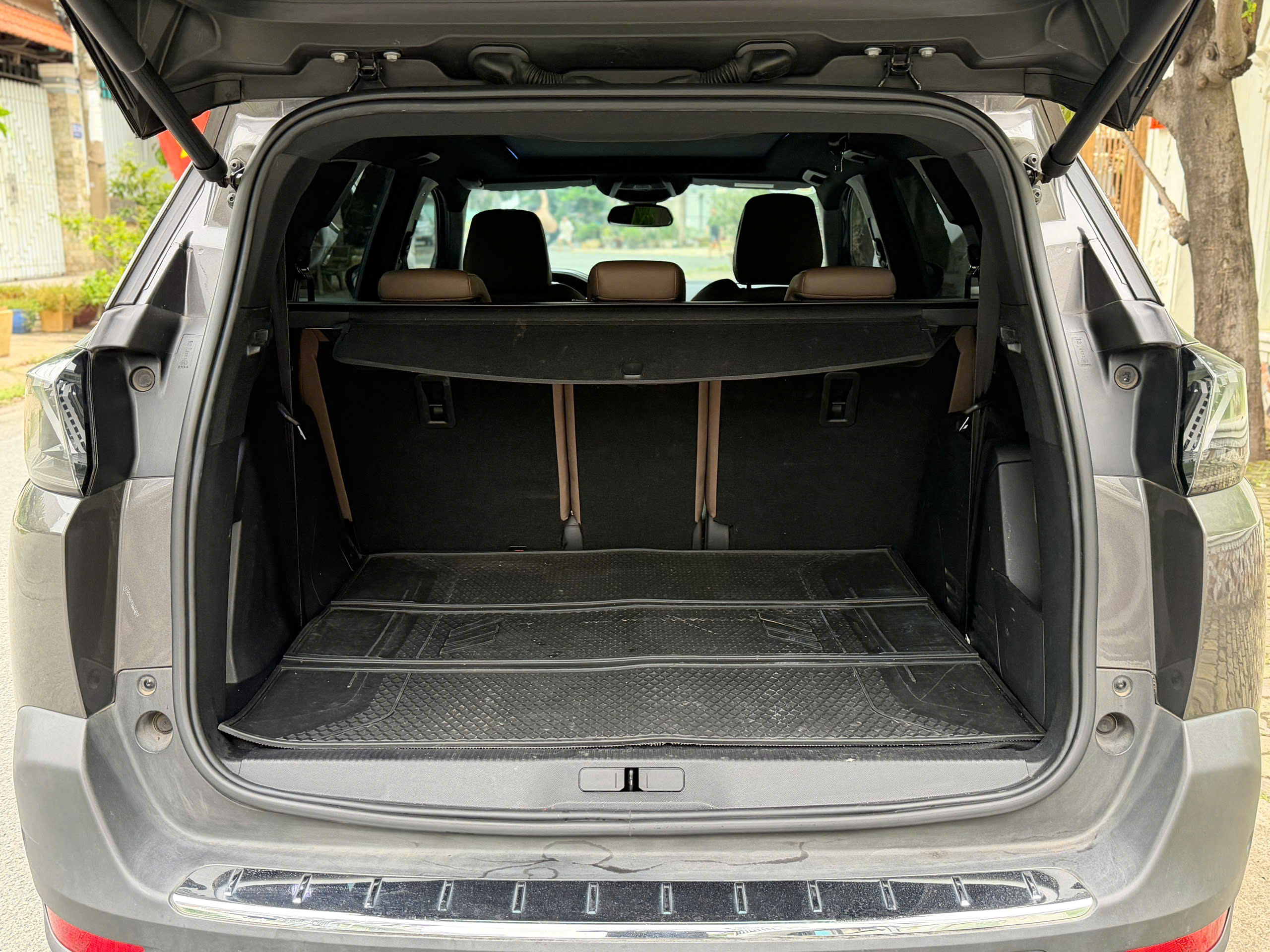 Bán xe Peugeot 5008 GT 1.6 AT sản xuất năm 2023, màu xám (ghi)