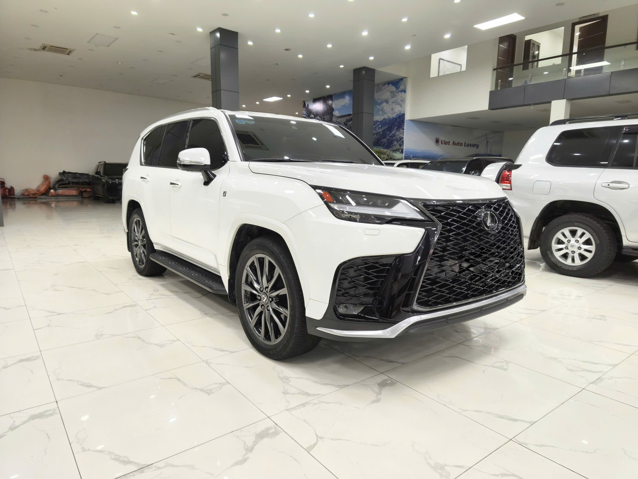 Cần bán Lexus LX 600 Fsport năm 2023, xe rất mới chạy 4v Km