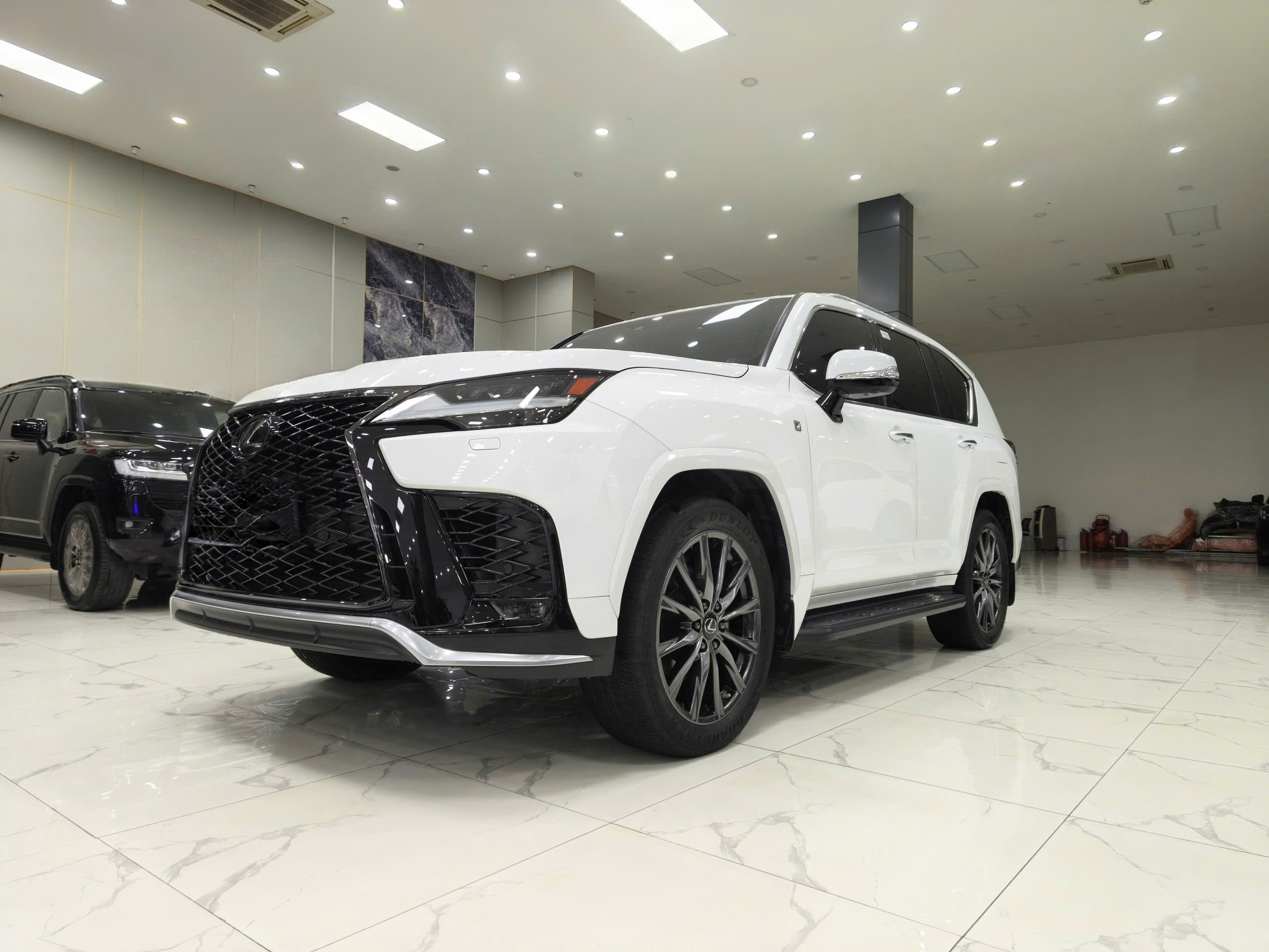 Cần bán Lexus LX 600 Fsport năm 2023, xe rất mới chạy 4v Km