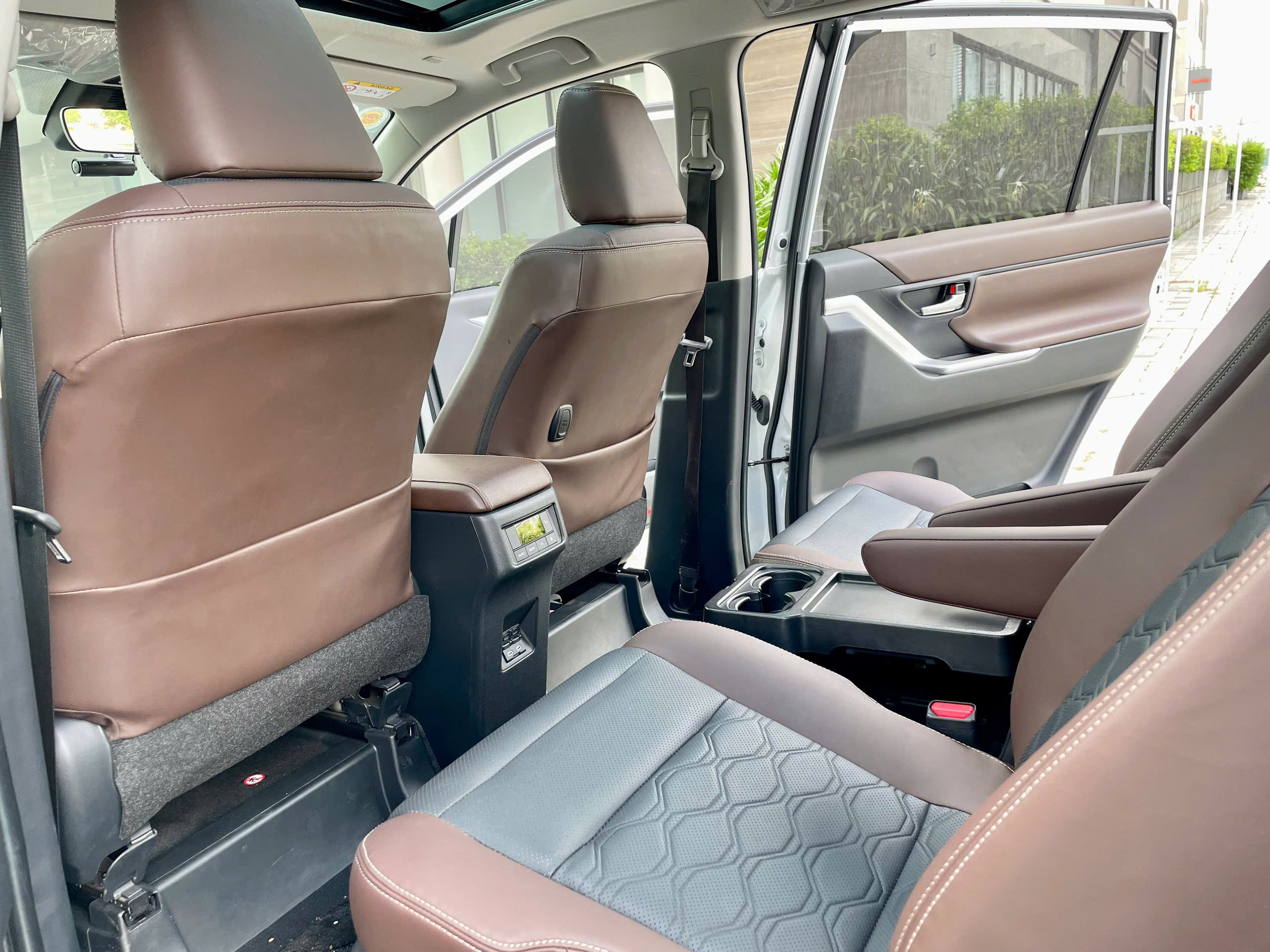 Bán xe Toyota Innova Cross HEV 2.0 CVT sản xuất năm 2026, màu trắng, xe nhập