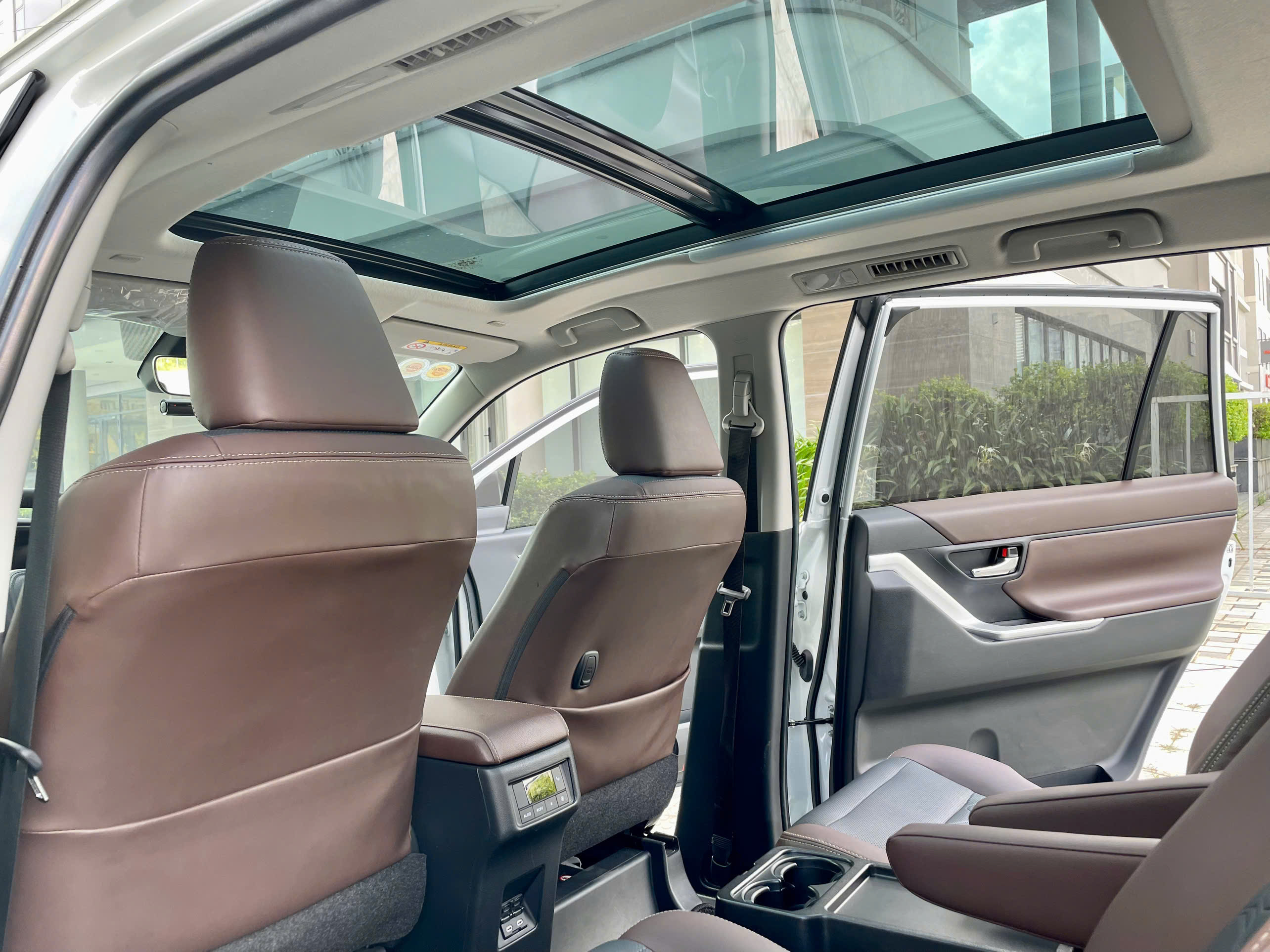 Bán xe Toyota Innova Cross HEV 2.0 CVT sản xuất năm 2026, màu trắng, xe nhập