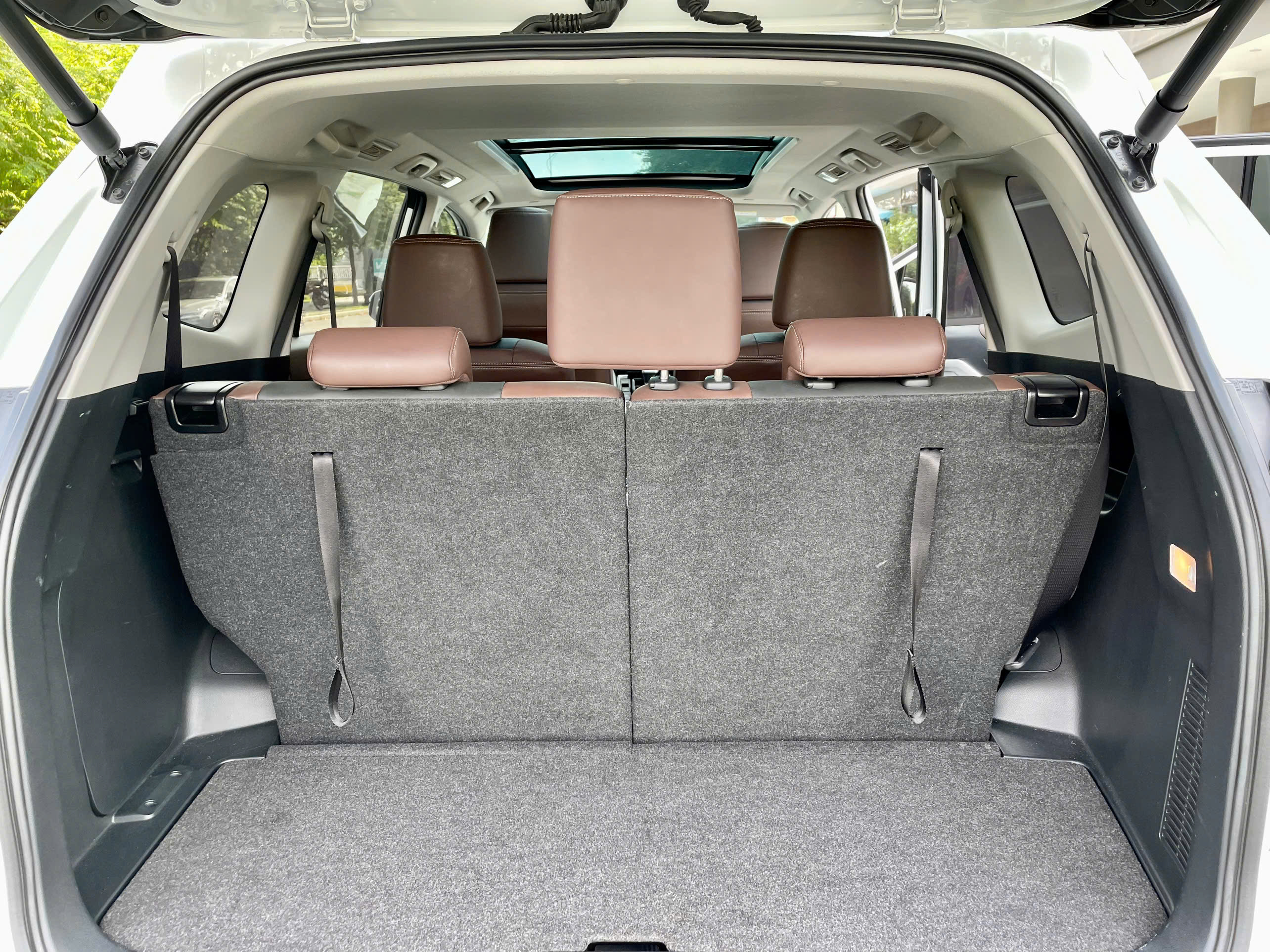 Bán xe Toyota Innova Cross HEV 2.0 CVT sản xuất năm 2026, màu trắng, xe nhập