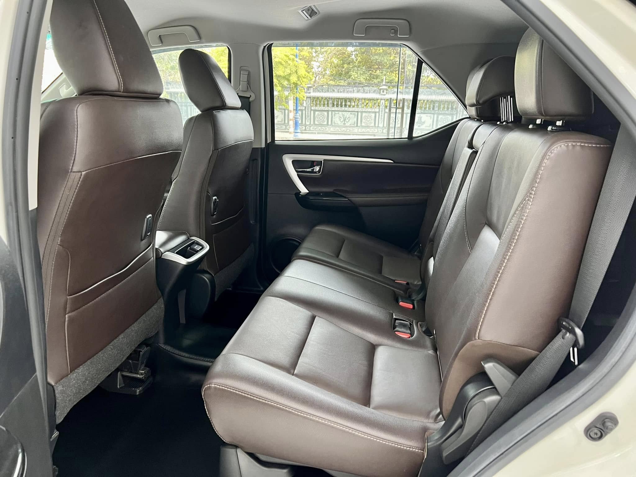 Bán Toyota Fortuner 2.7V 4x2 AT sản xuất năm 2019, màu trắng, nhập khẩu