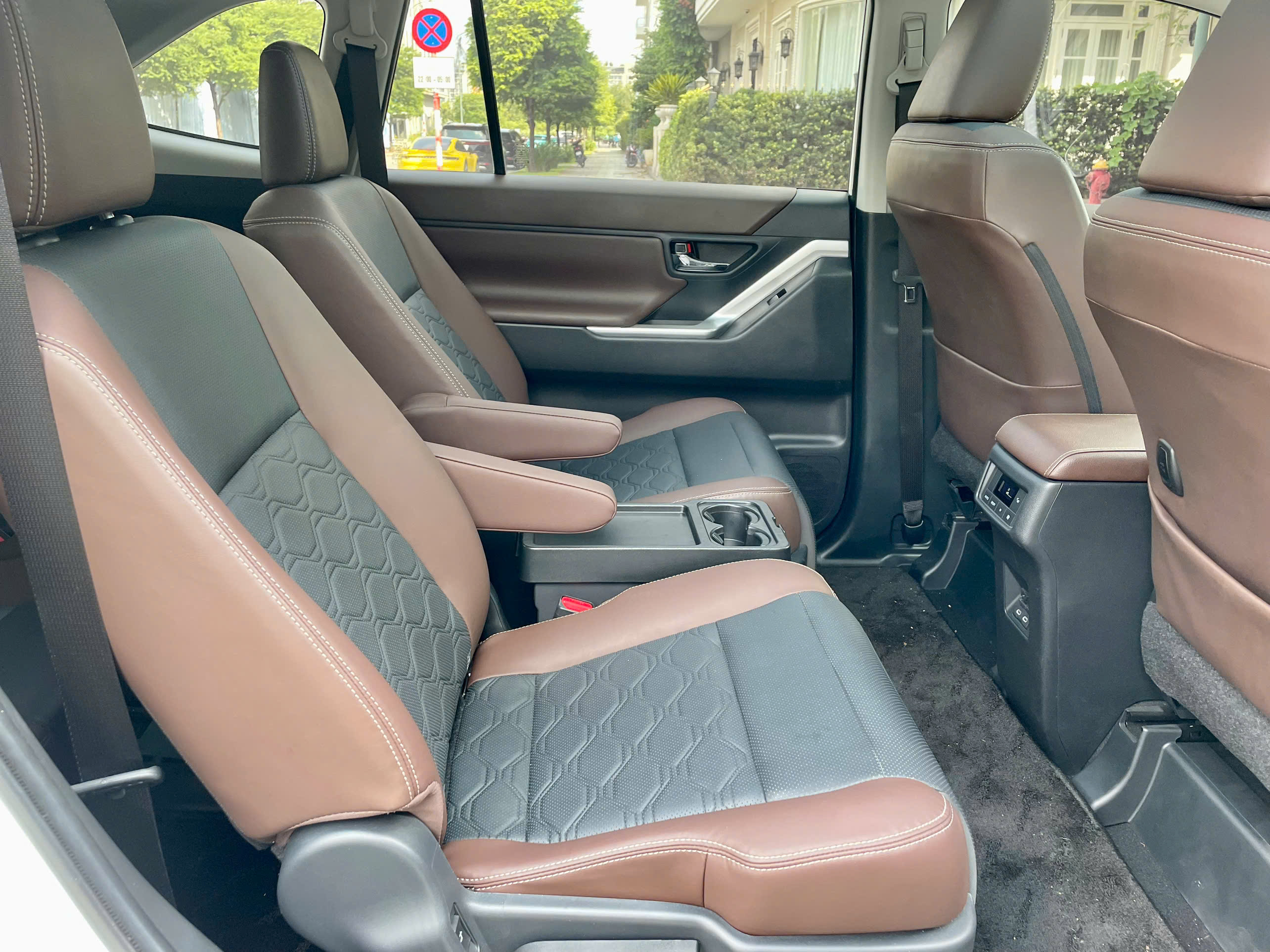 Bán xe Toyota Innova Cross HEV 2.0 CVT sản xuất năm 2026, màu trắng, xe nhập