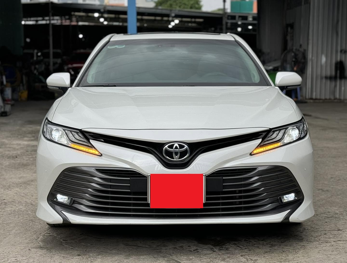 Bán ô tô Toyota Camry 2.5Q sản xuất năm 2021, màu trắng, xe nhập