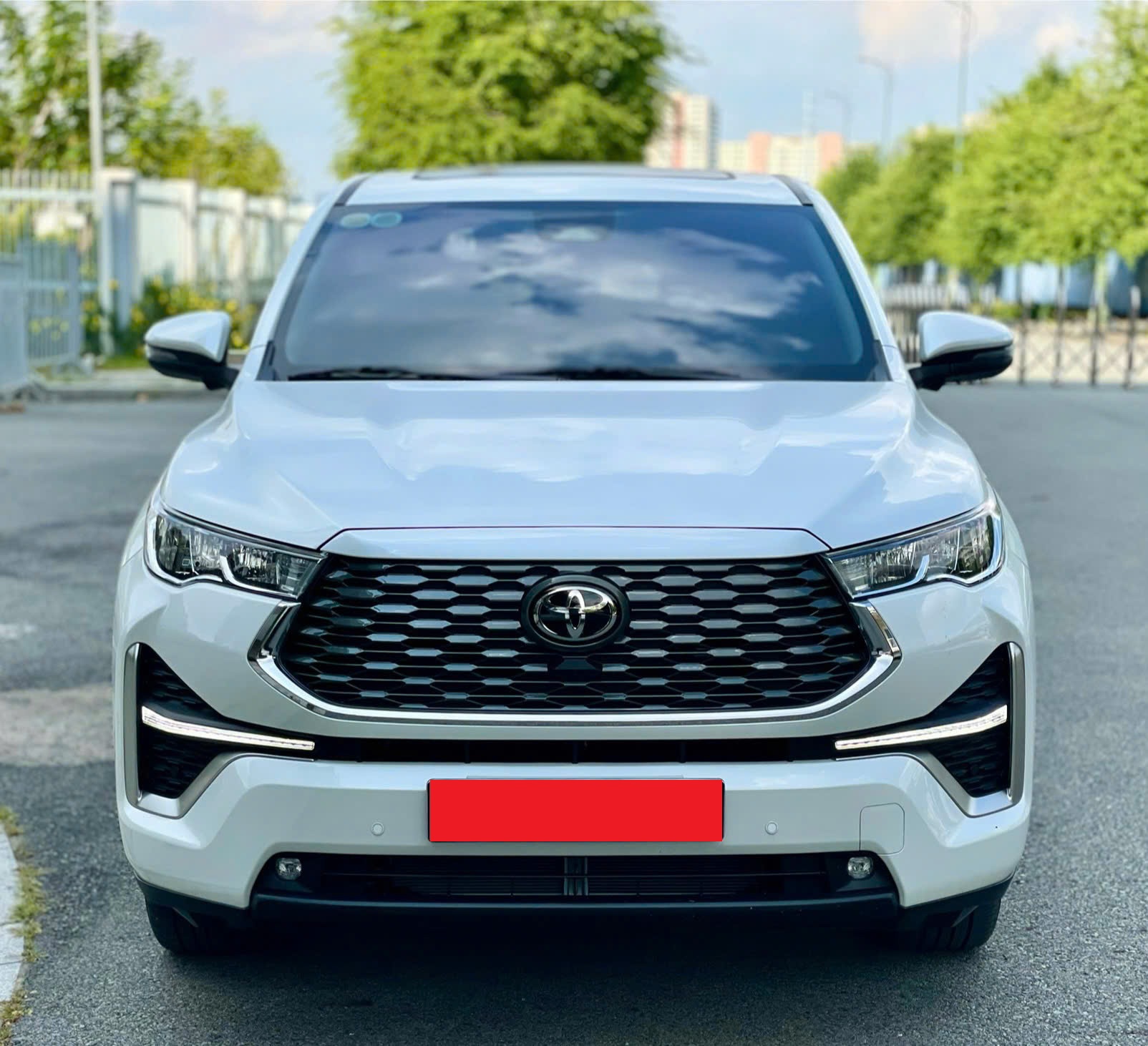 Bán xe Toyota Innova Cross HEV 2.0 CVT sản xuất năm 2026, màu trắng, xe nhập