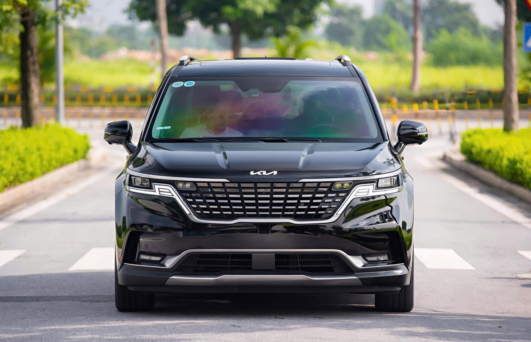 Bán xe Kia Carnival Signature 2.2D Full dầu sản xuất 2024, màu đen