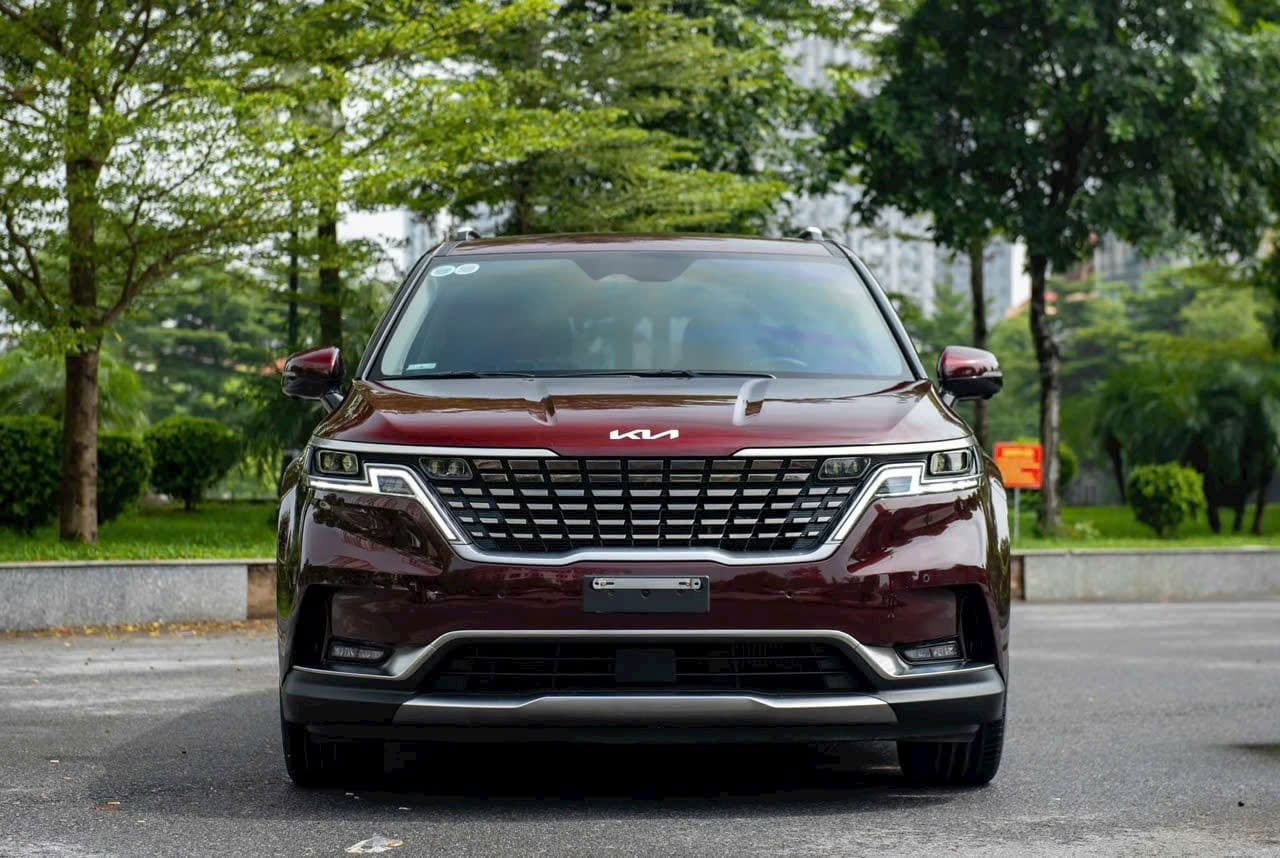 Bán Kia Carnival Signature 2.2D Full dầu năm 2024, màu đỏ