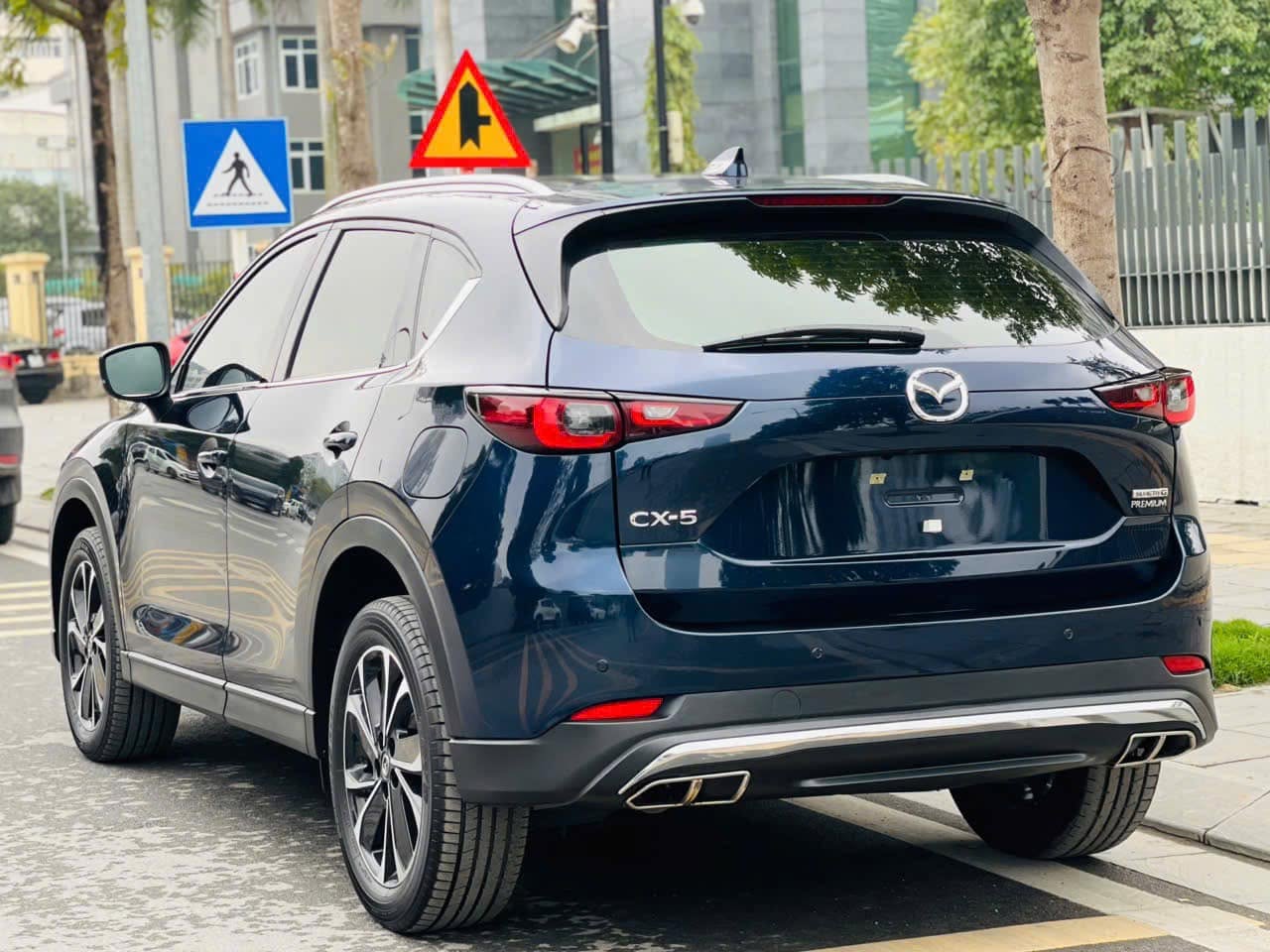 Cần bán xe Mazda Mazda CX 5 premium 2.0 AT năm sản xuất 2024, màu xanh lục giá cạnh tranh