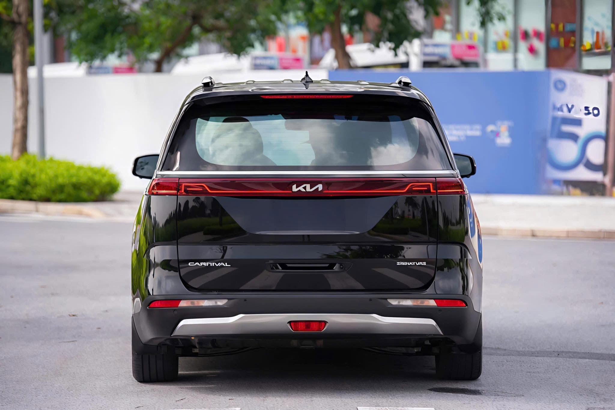 Bán xe Kia Carnival Signature 2.2D Full dầu sản xuất 2024, màu đen