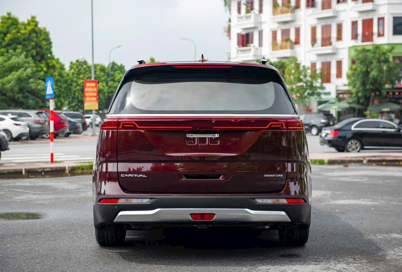 Bán Kia Carnival Signature 2.2D Full dầu năm 2024, màu đỏ