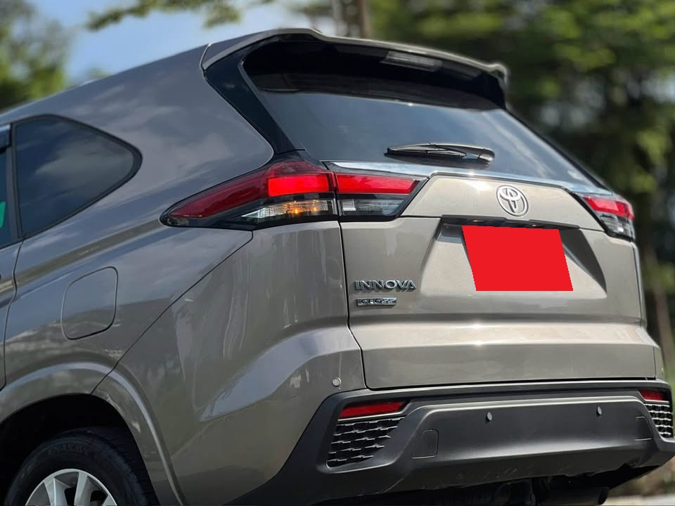 Bán Toyota Innova Cross 2.0 CVT sản xuất năm 2025, màu đồng, nhập khẩu, giá 785tr