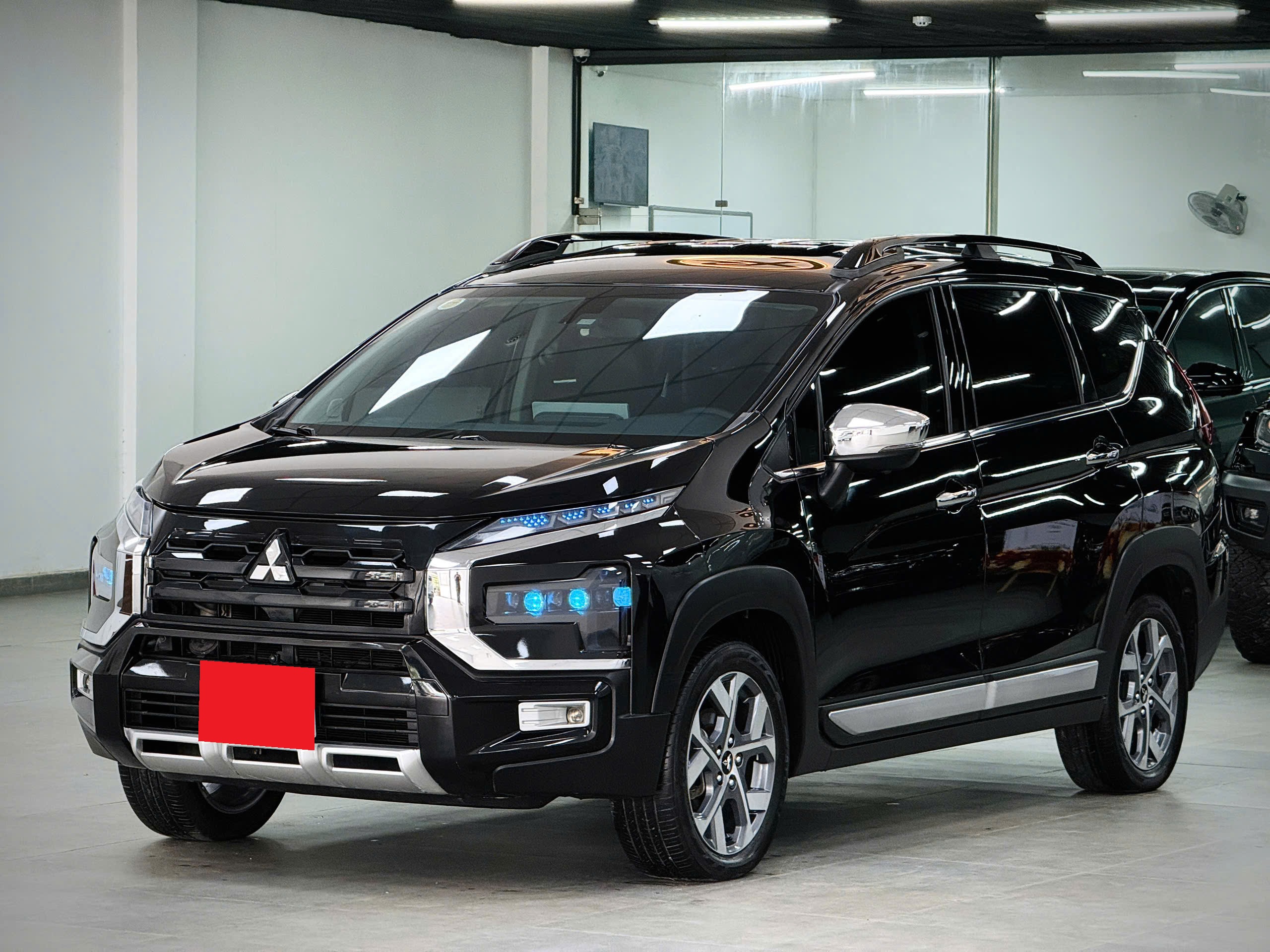 Bán ô tô Mitsubishi Xpander Cross 1.5 AT năm sản xuất 2024, màu đen, nhập khẩu nguyên chiếc, giá 529tr