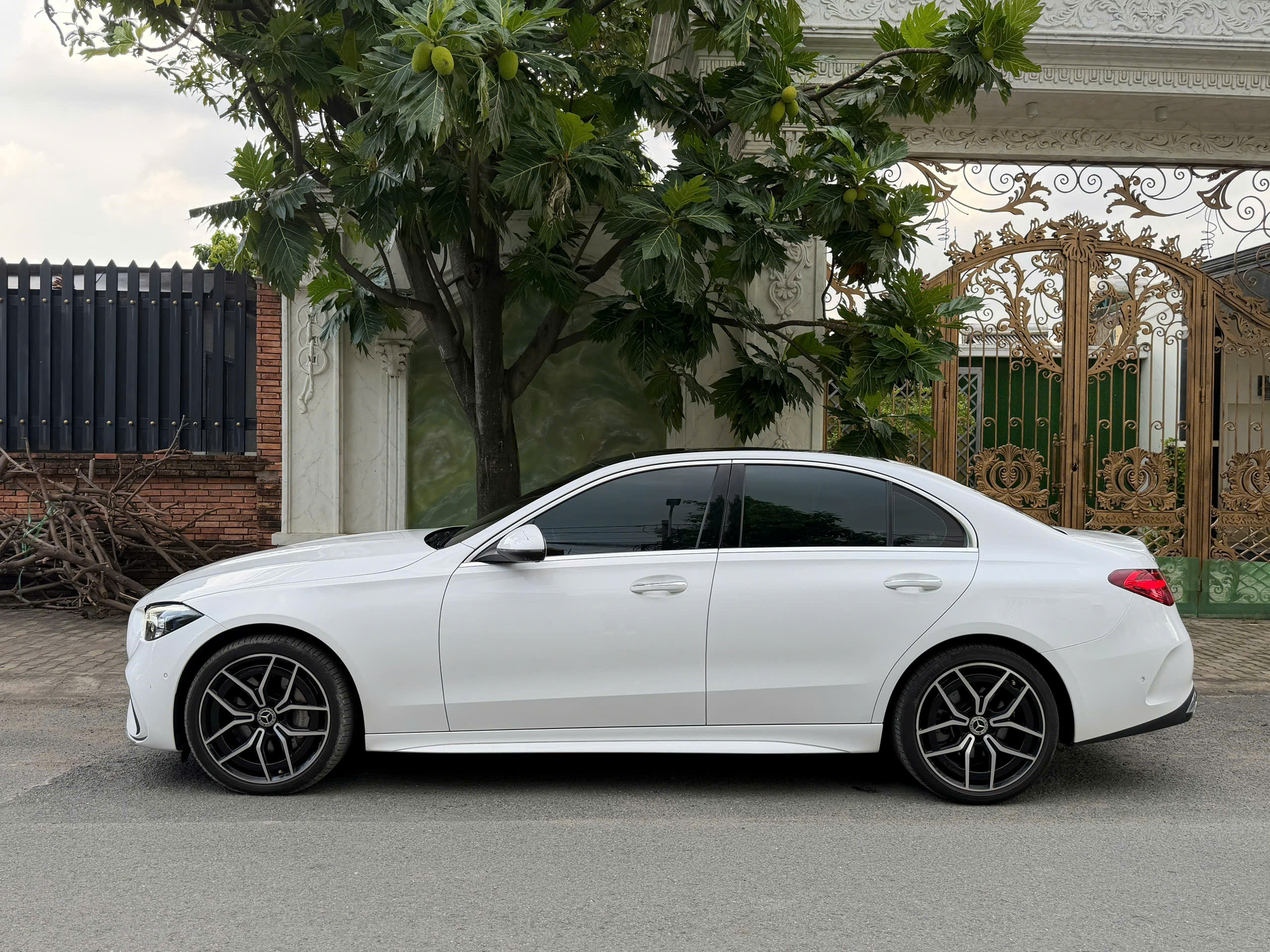 Bán xe Mercedes-Benz C class C300 AMG CBU năm sản xuất 2023, màu xanh lục, xe nhập
