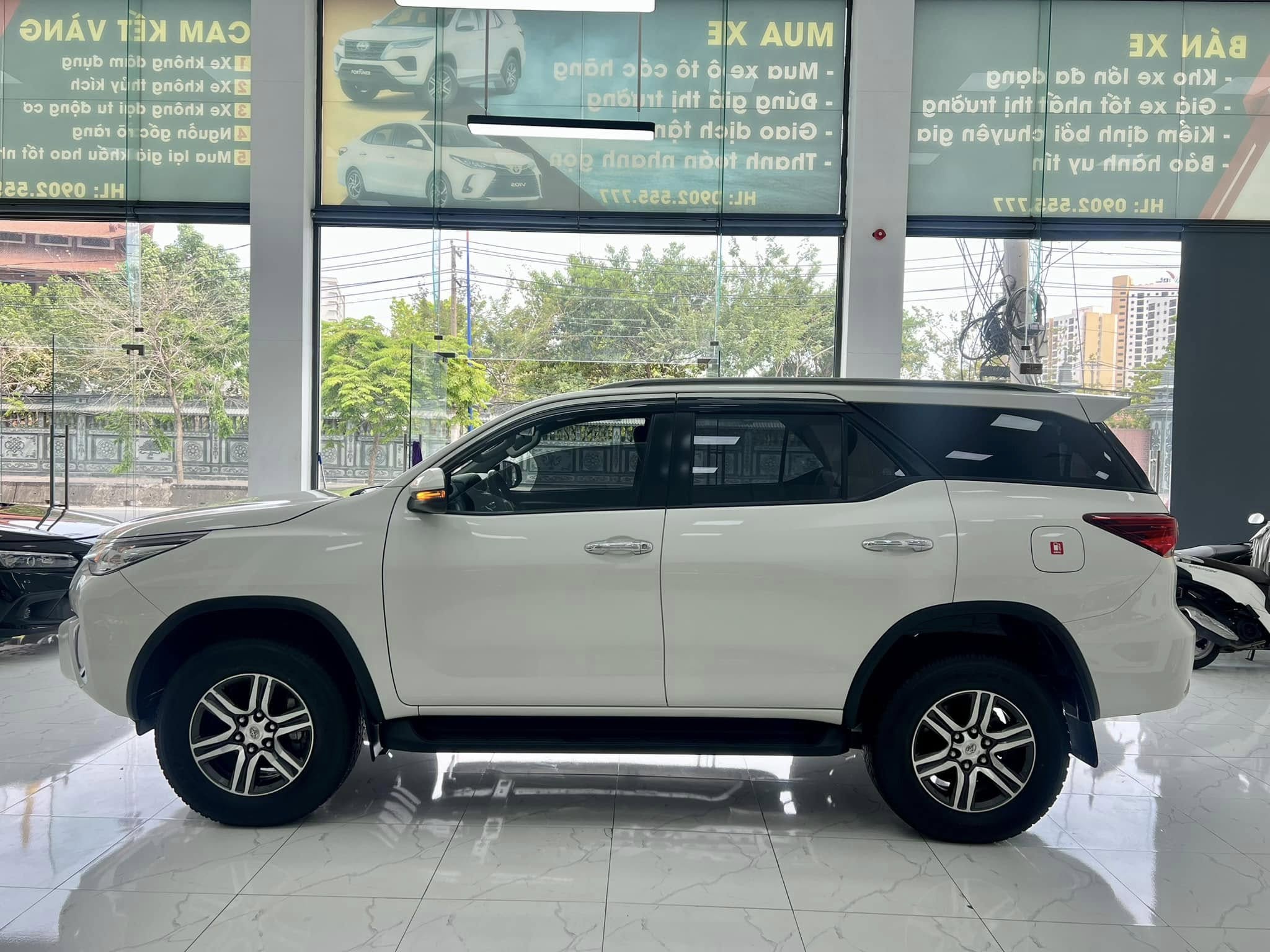 Bán Toyota Fortuner 2.7V 4x2 AT sản xuất năm 2019, màu trắng, nhập khẩu