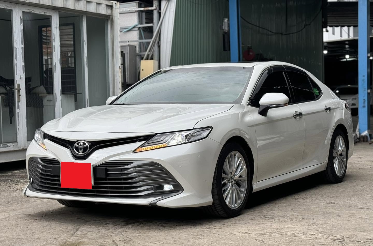 Bán ô tô Toyota Camry 2.5Q sản xuất năm 2021, màu trắng, xe nhập