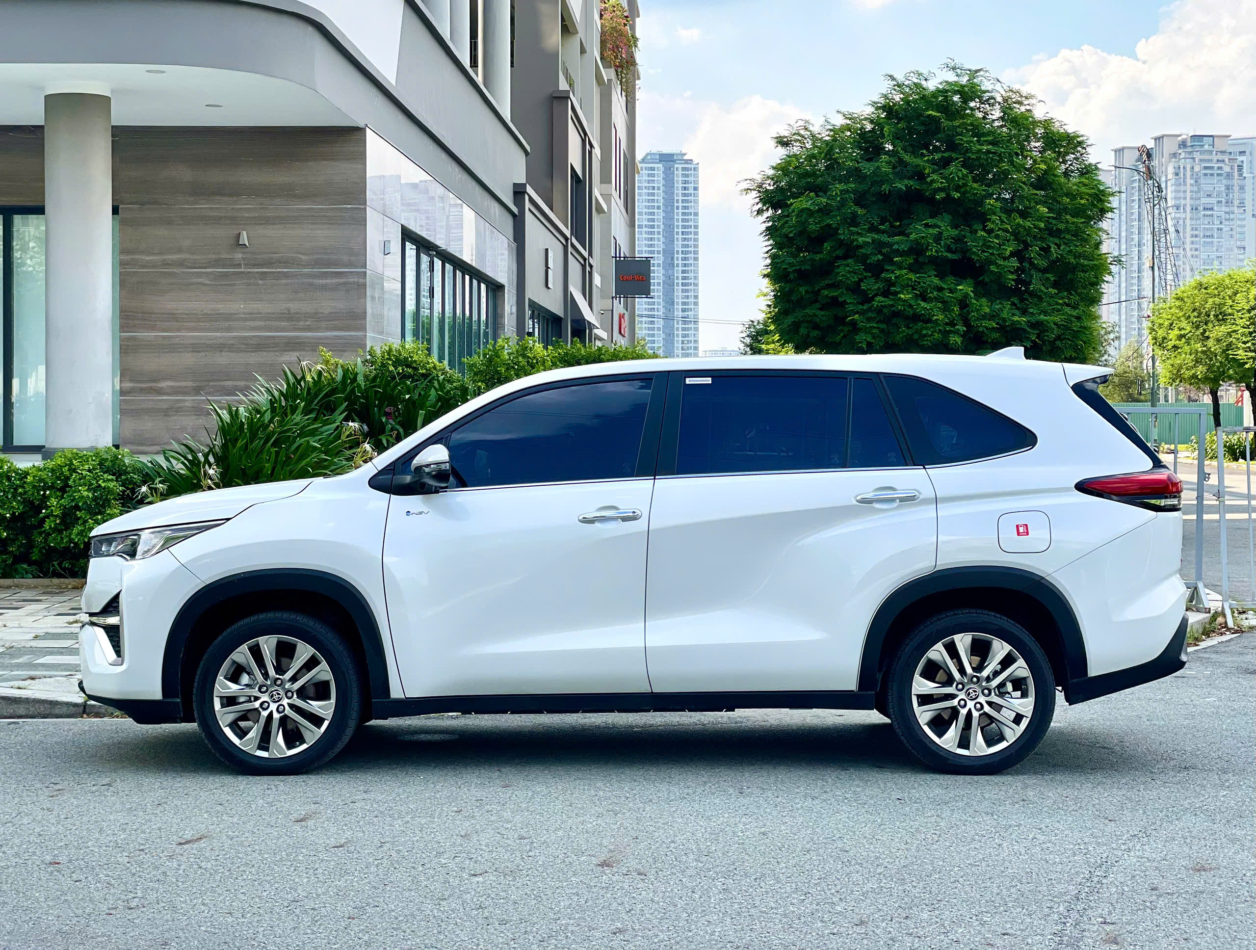 Bán xe Toyota Innova Cross HEV 2.0 CVT sản xuất năm 2026, màu trắng, xe nhập