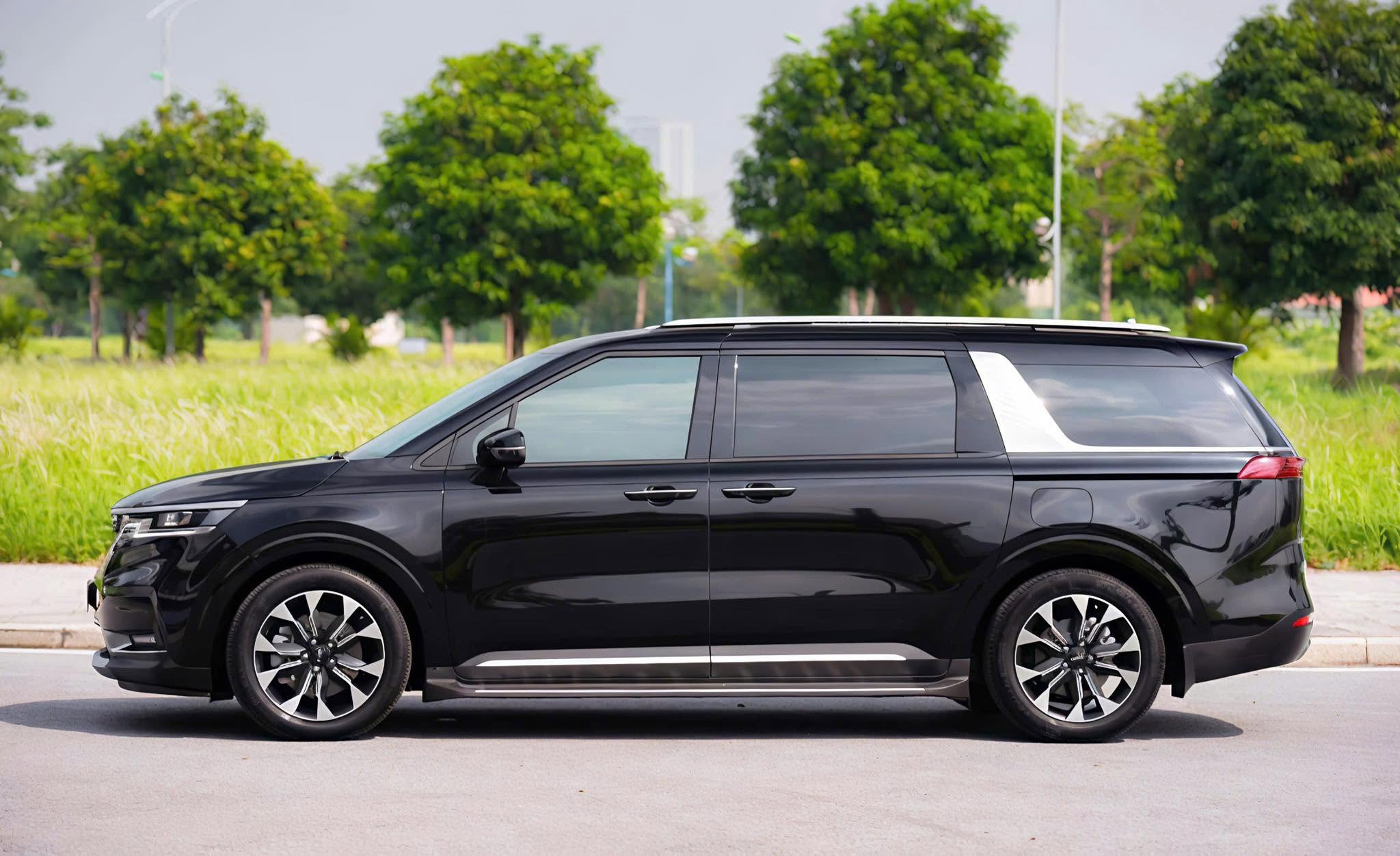 Bán xe Kia Carnival Signature 2.2D Full dầu sản xuất 2024, màu đen
