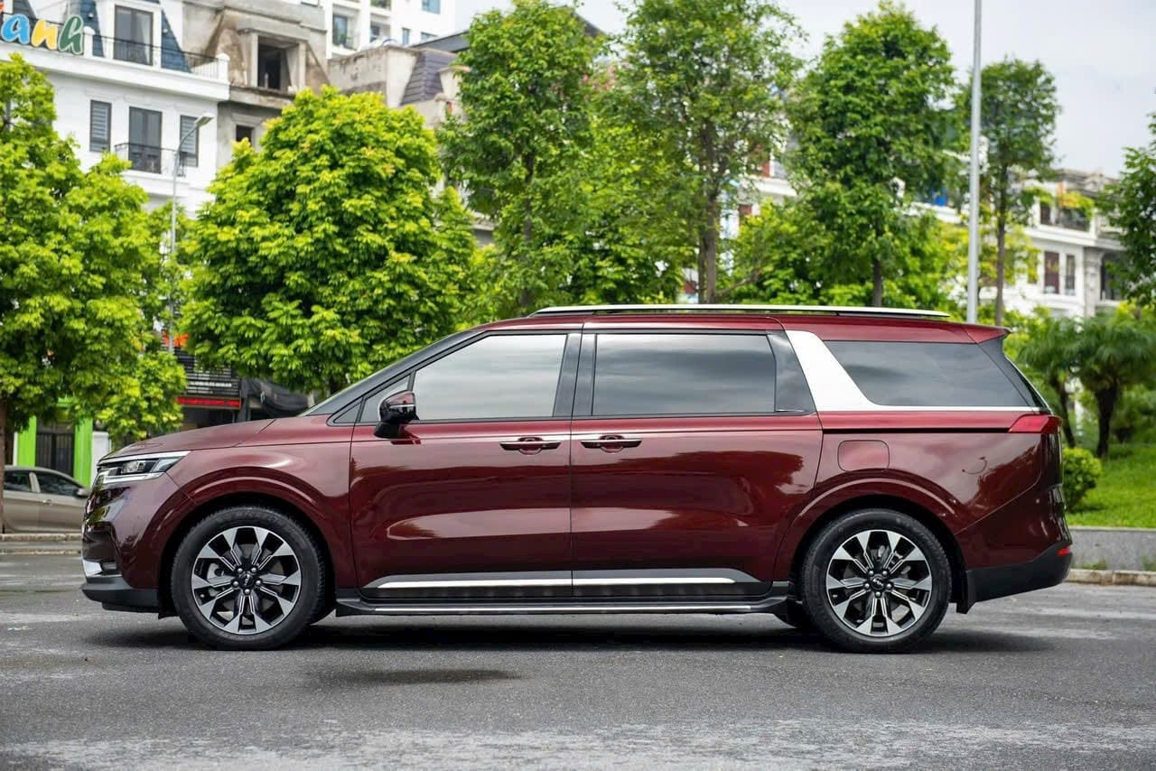 Bán Kia Carnival Signature 2.2D Full dầu năm 2024, màu đỏ