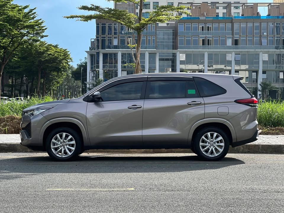 Bán Toyota Innova Cross 2.0 CVT sản xuất năm 2025, màu đồng, nhập khẩu, giá 785tr