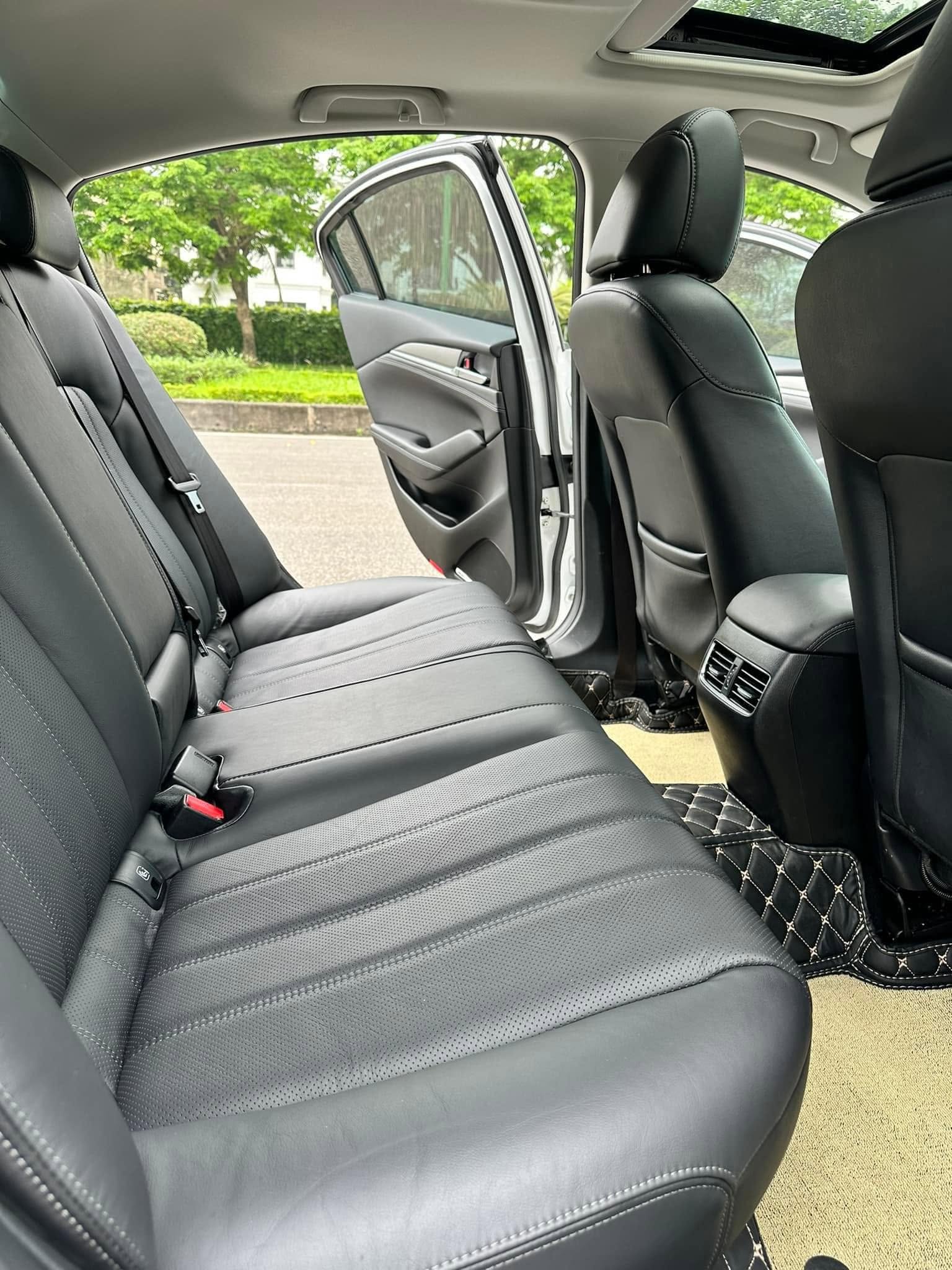 Bán xe Mazda Mazda 6 Premium 2.0 AT năm sản xuất 2024, màu trắng